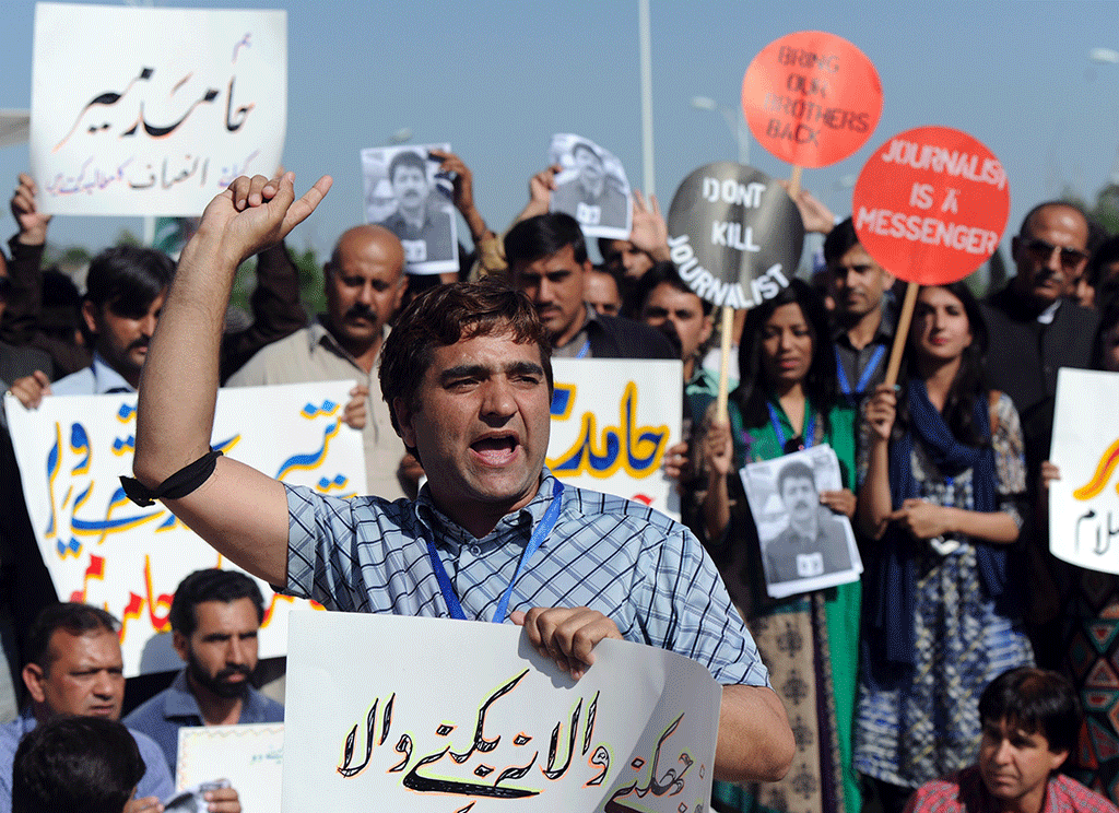 Pakistani journalists shout slogans during a protest against the attack on Geo television journalist Hamid Mir by gunmen in Islamabad on April 23, 2014.