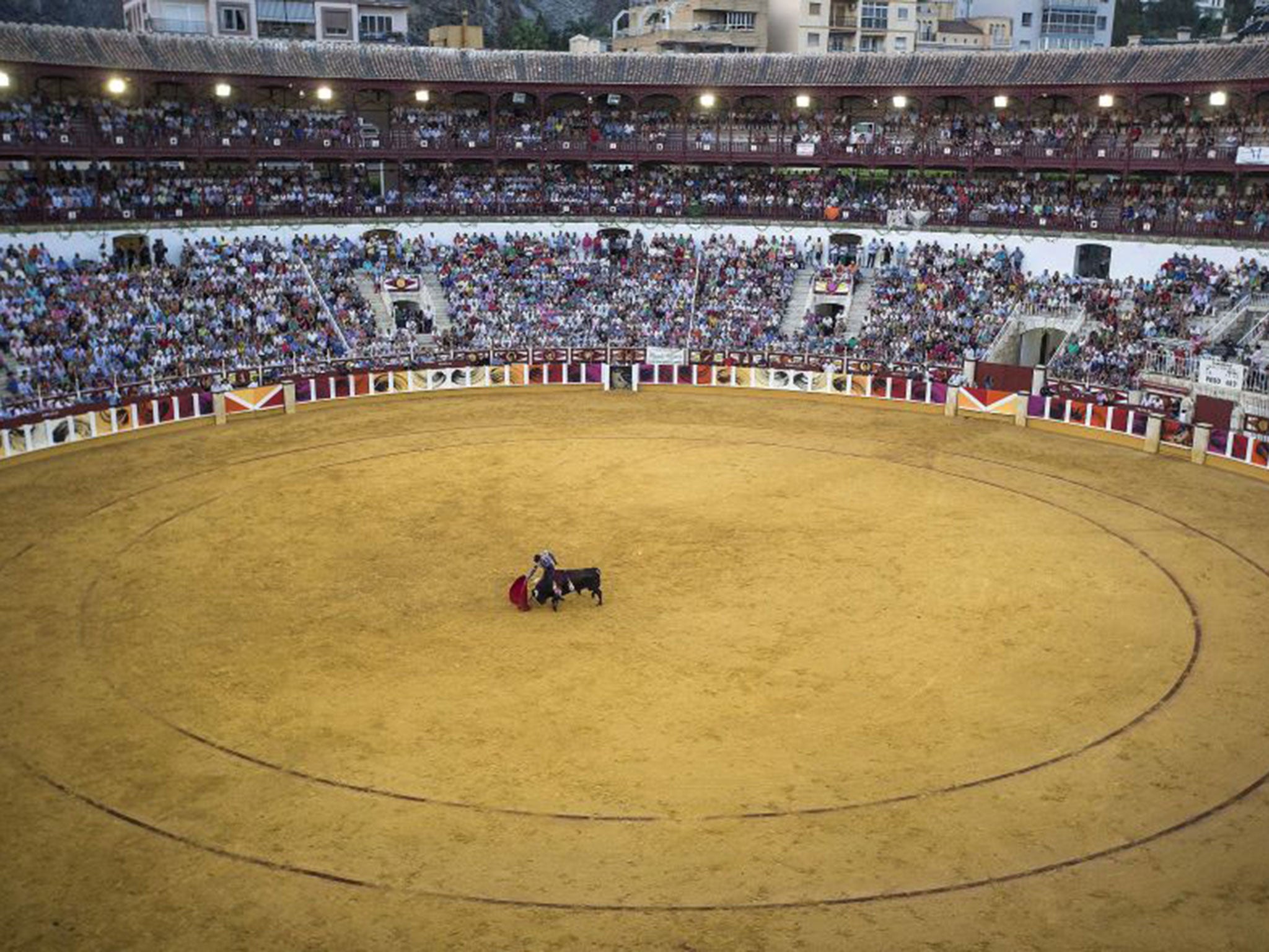 Adrián Hinojosa performed a lap of honour with matadors in Valencia after a fight