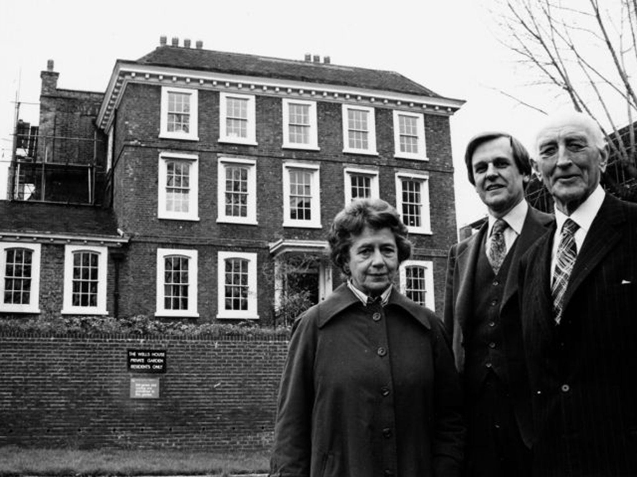 Sullivan, centre, with Peggy Ashcroft and Lord Cottesloe outside Burgh House, which they helped save