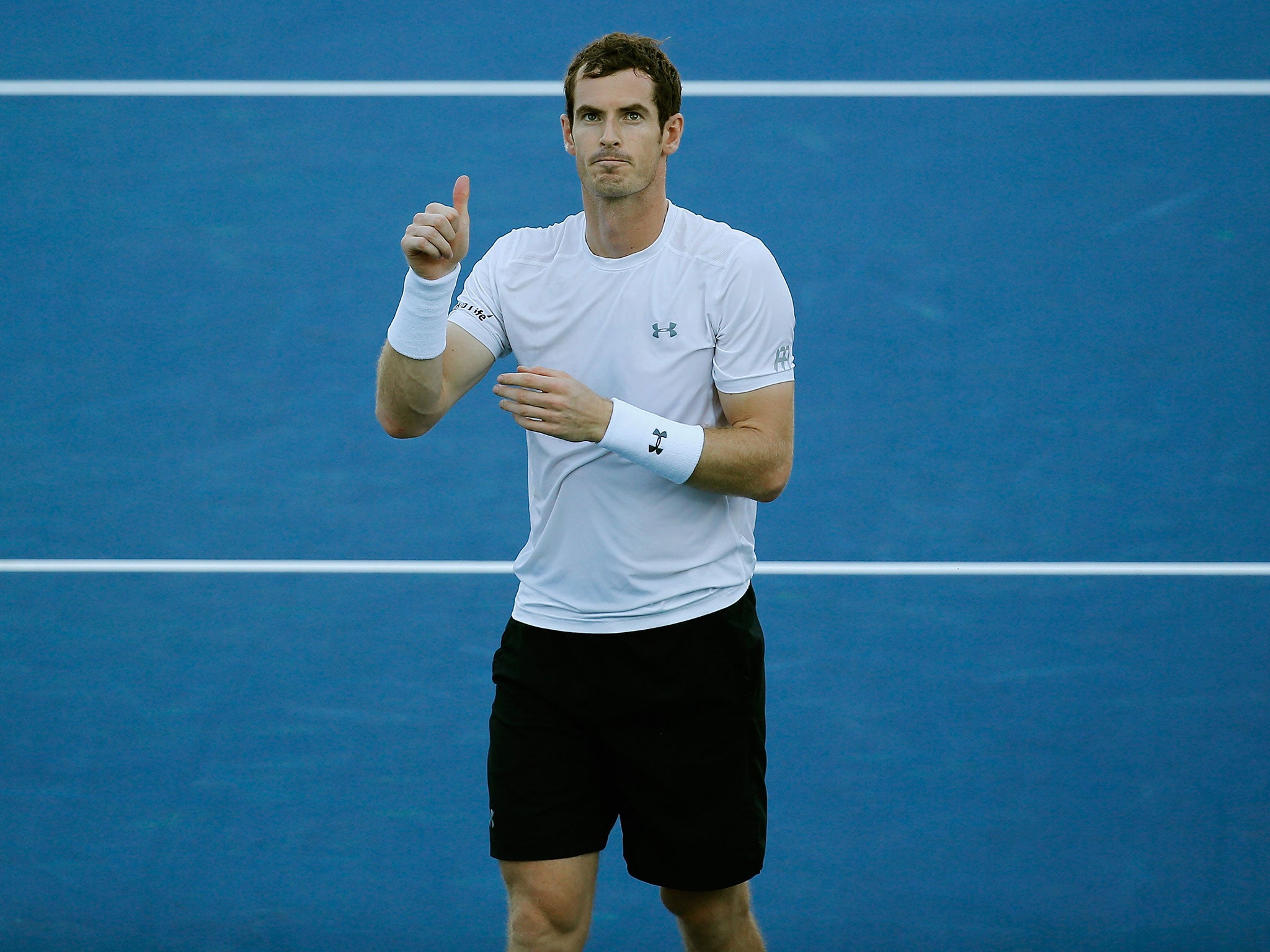 Andy Murray gestures his team after defeating Richard Gasquet