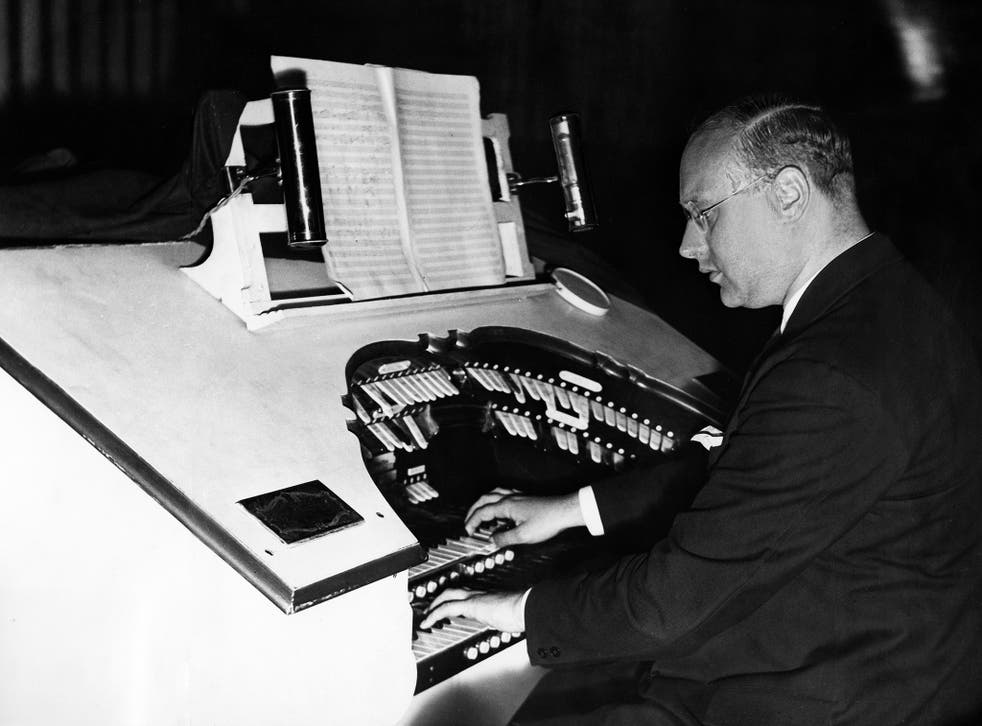 An organist on the Wurlitzer organ in the UFA Theater at the Zoo, Berlin, 1933