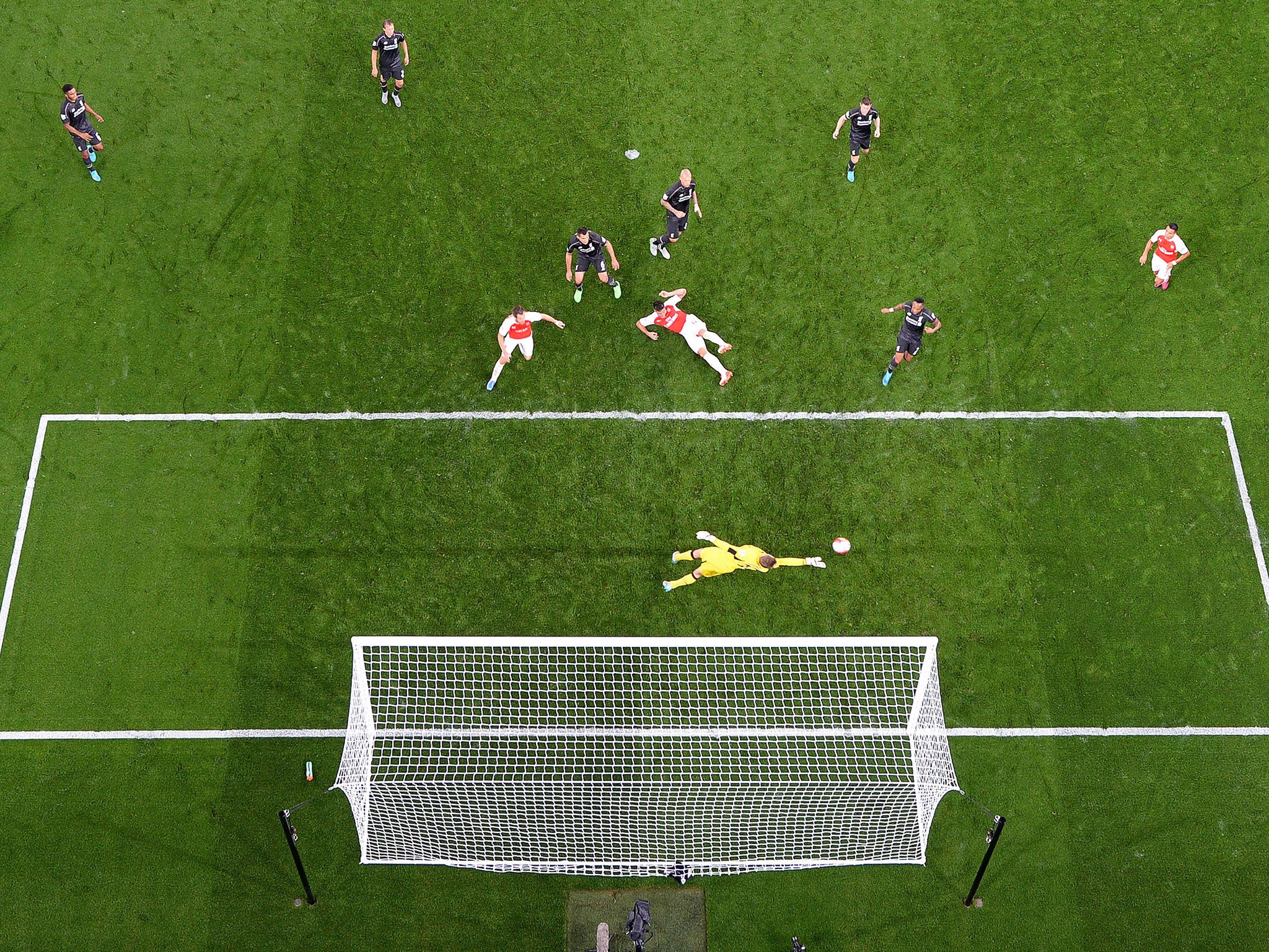 Giroud misses the target from inside the penalty box