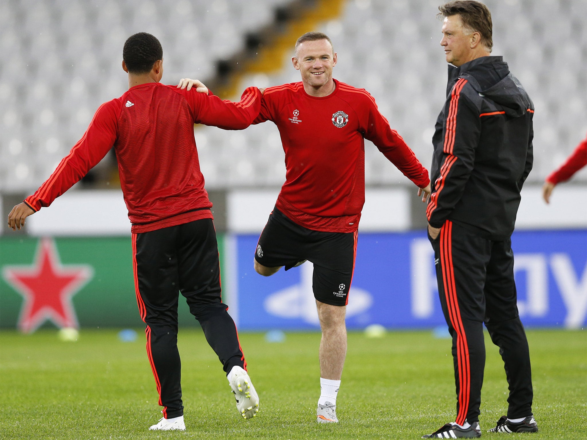 Louis van Gaal has a word with Wayne Rooney during Tuesday's training session