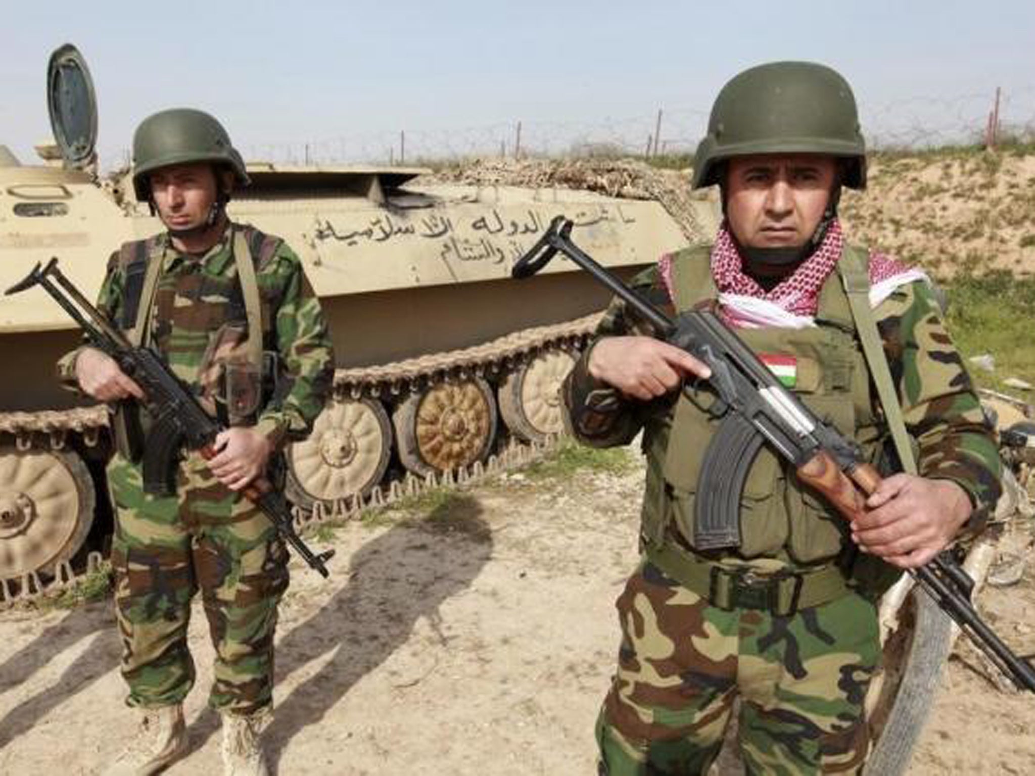 Kurdish Peshmerga fighters stand guard on the outskirts of Mosul January 26, 2015.