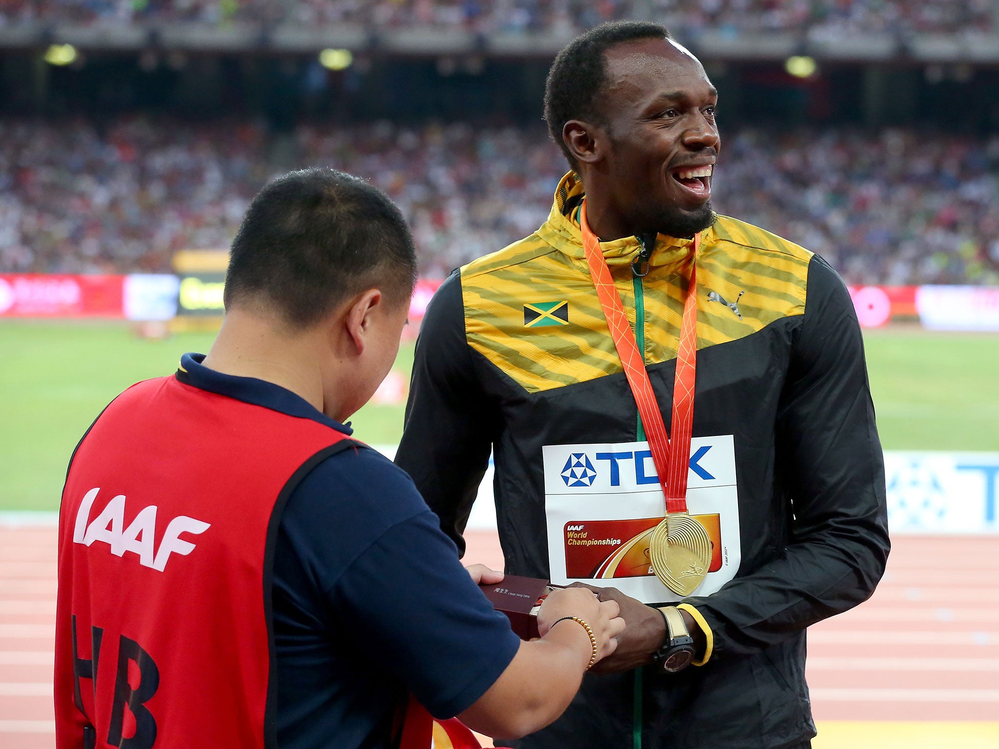 Song Tao presents Usain Bolt with his gift