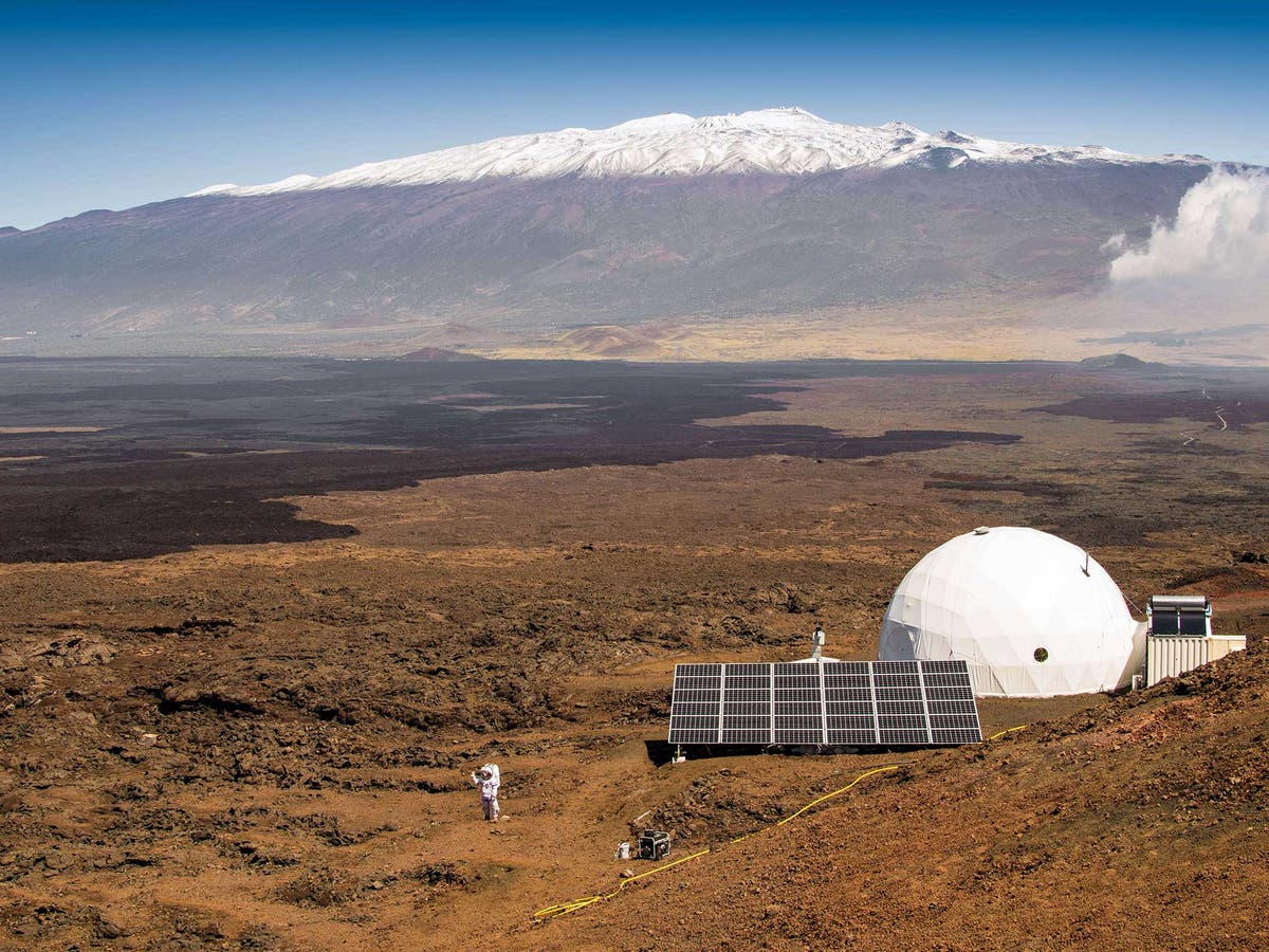 Nasa team start oneyear isolation experiment in dome to simulate life
