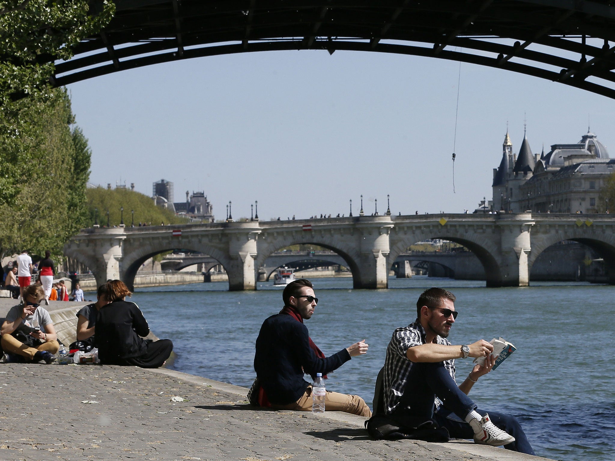Staying Seine: French people actually work more hours per year than Germans – but fewer than Britons