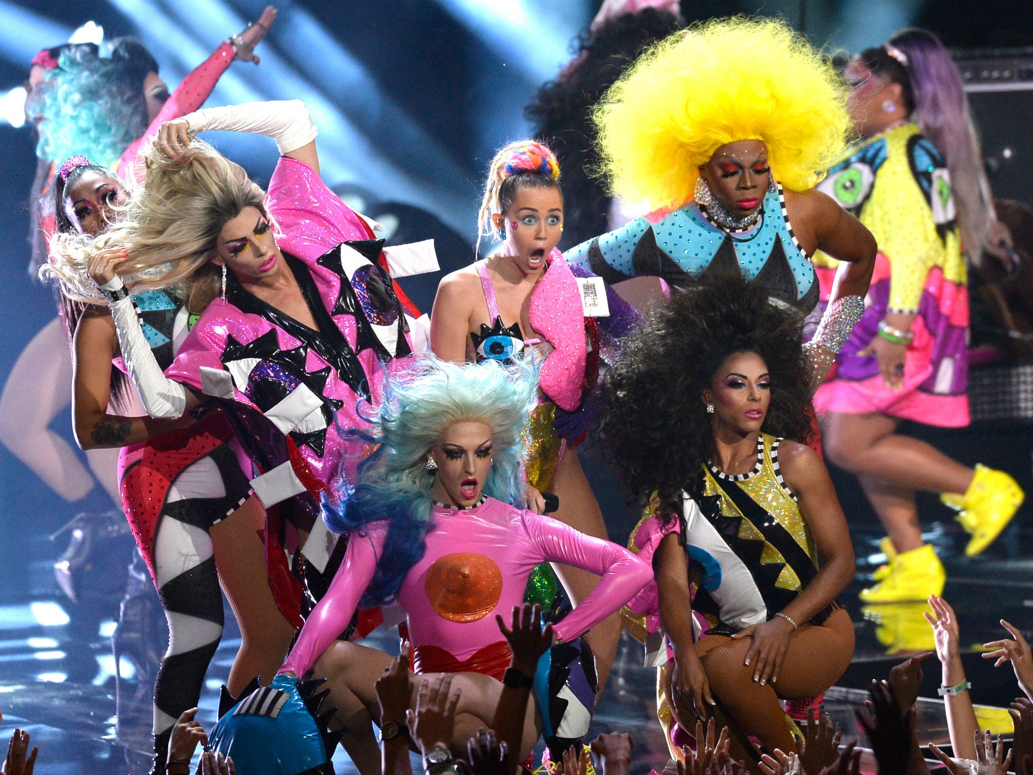Miley Cyrus closed the MTV VMAs 2015 with the help of some drag queens