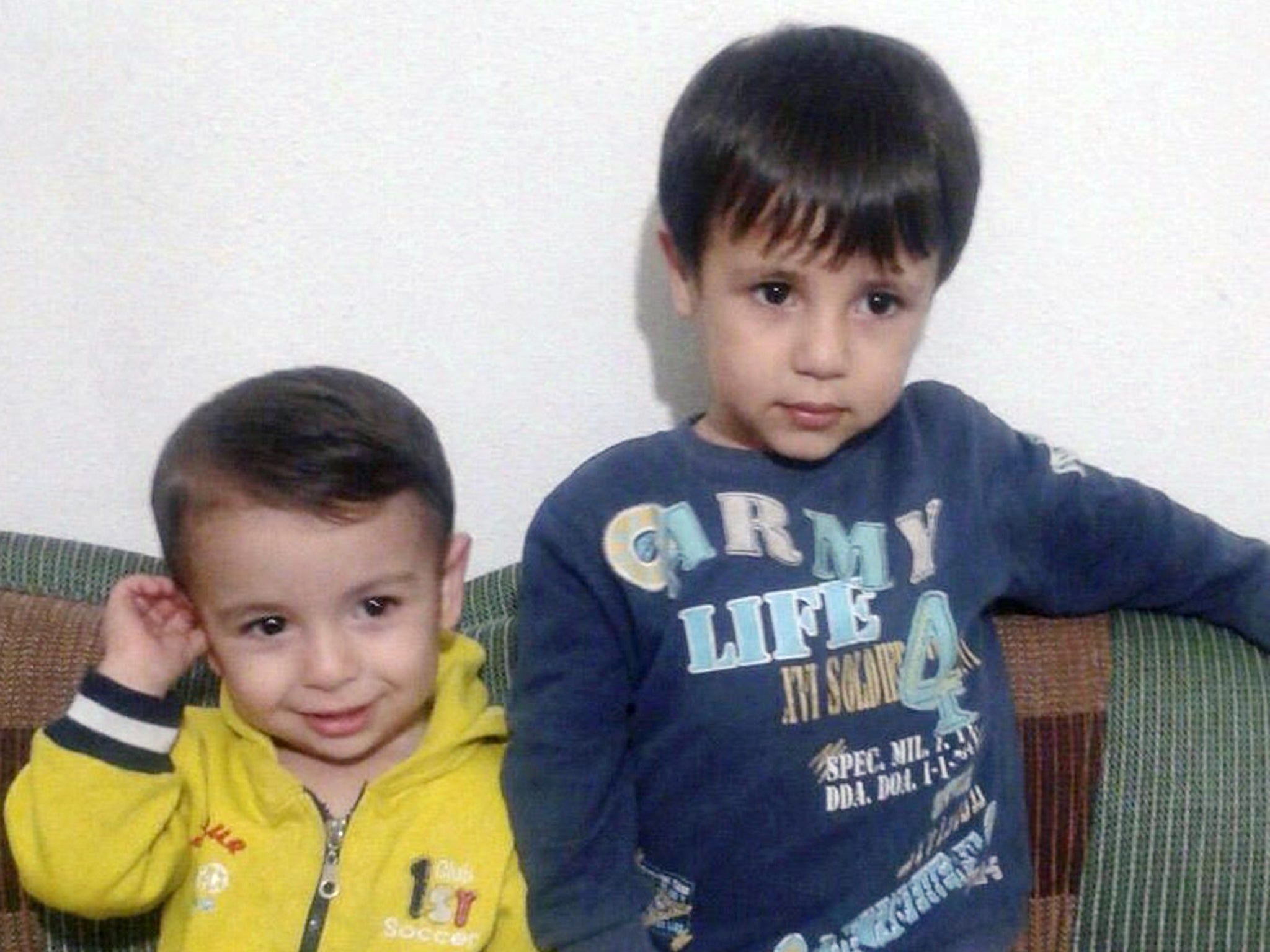 Aylan Kurdi (L) and his brother Galip pose in a family photo