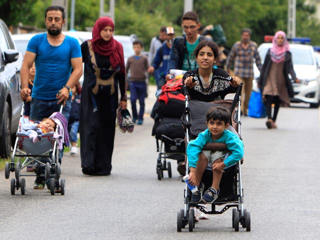 Hundreds of refugees have set out on foot for the Austrian border