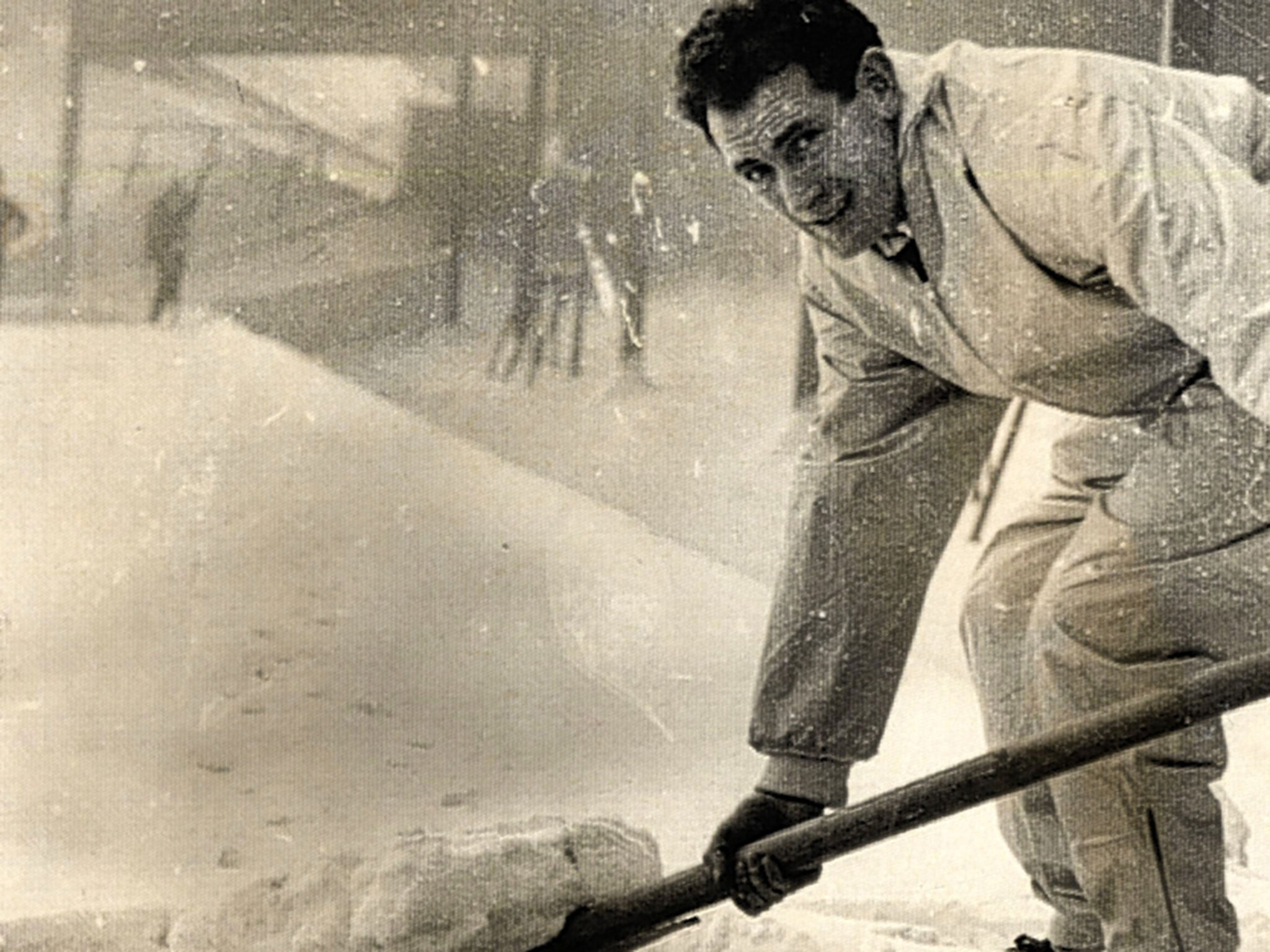 Emilio Aldecoa helps clear the St Andrew’s pitch during his time as Birmingham City assistant manager in 1962