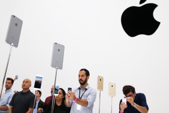 Attendees inspect the new iPhone 6 during an Apple special event at the Flint Center for the Performing Arts on September 9, 2014 in Cupertino, California