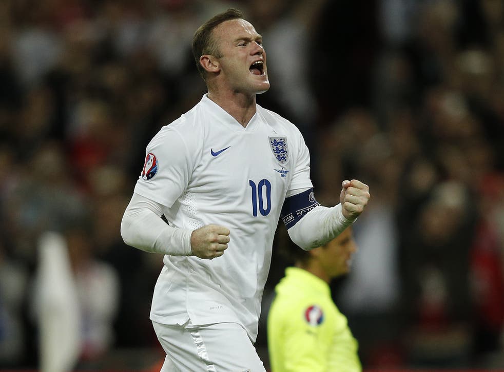 Wayne Rooney celebrates breaking Sir Bobby Charlton's record