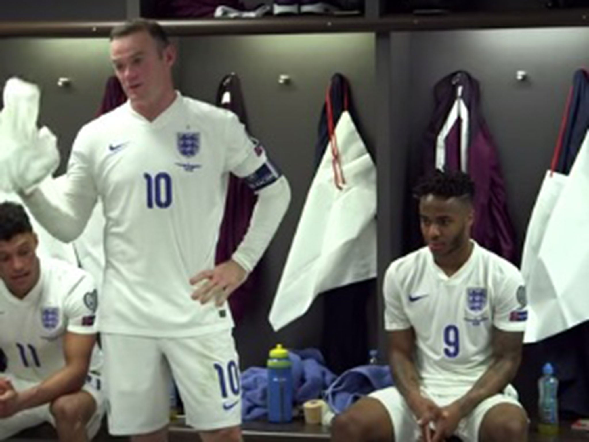 Wayne Rooney gives speech to his team-mates after the match