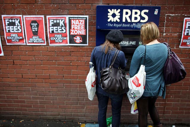 <p>Students arriving for Manchester University's freshers week queue up at a cash machine</p>