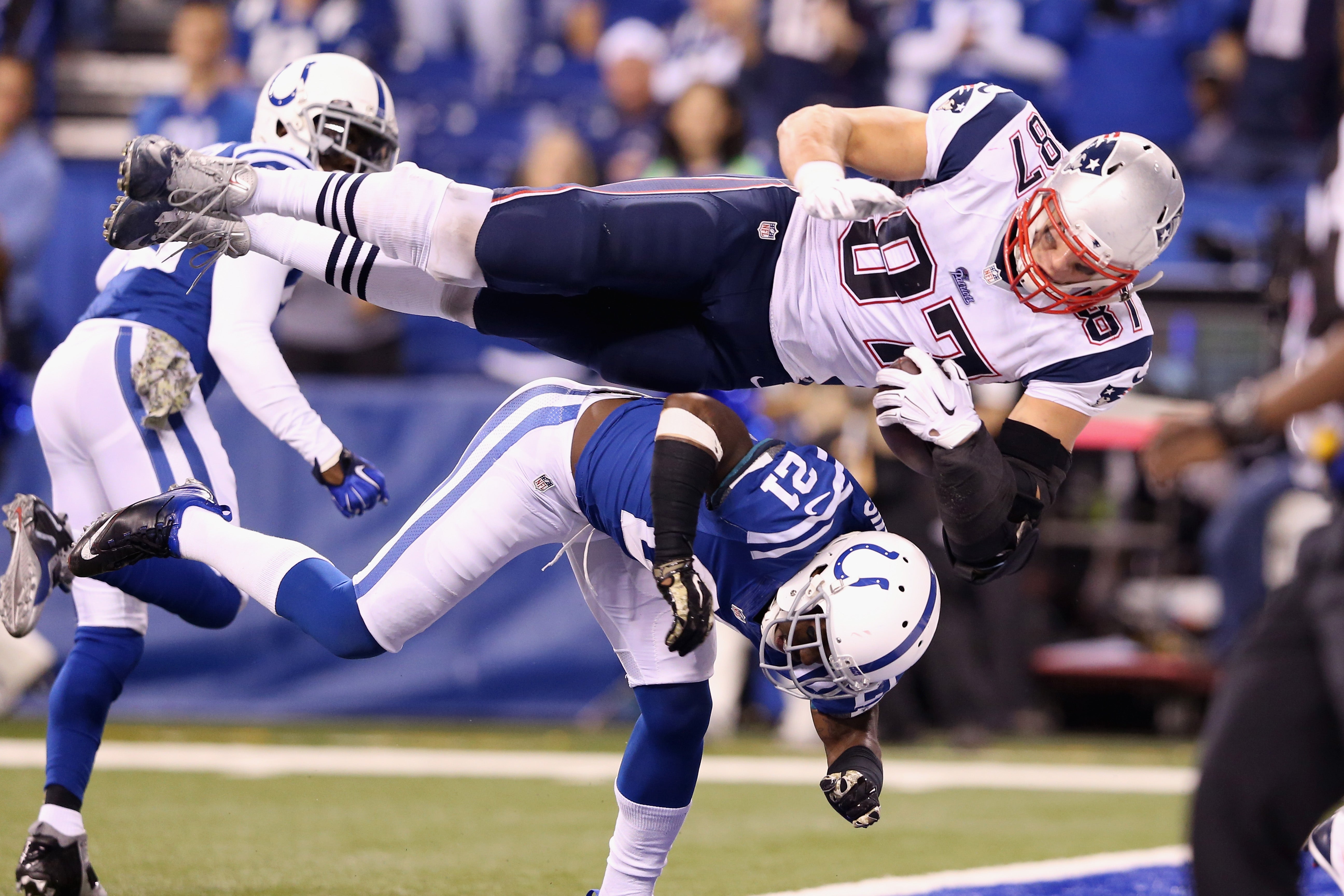 Rob Gronkowski casually scores a touchdown against the Indianapolis Colts in 2014. (Andy Lyons/Getty)