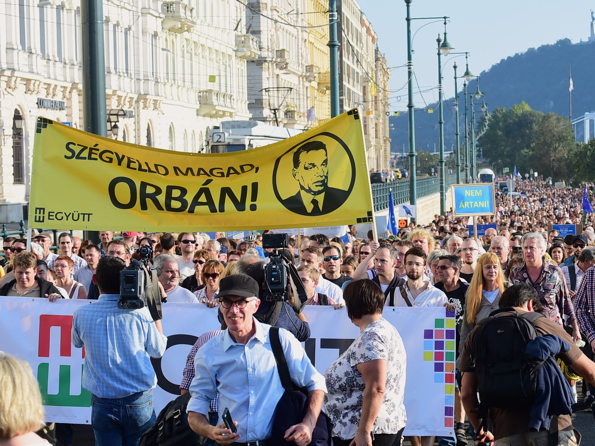 Thousands protest against Hungarian government’s stance on refugee crisis
