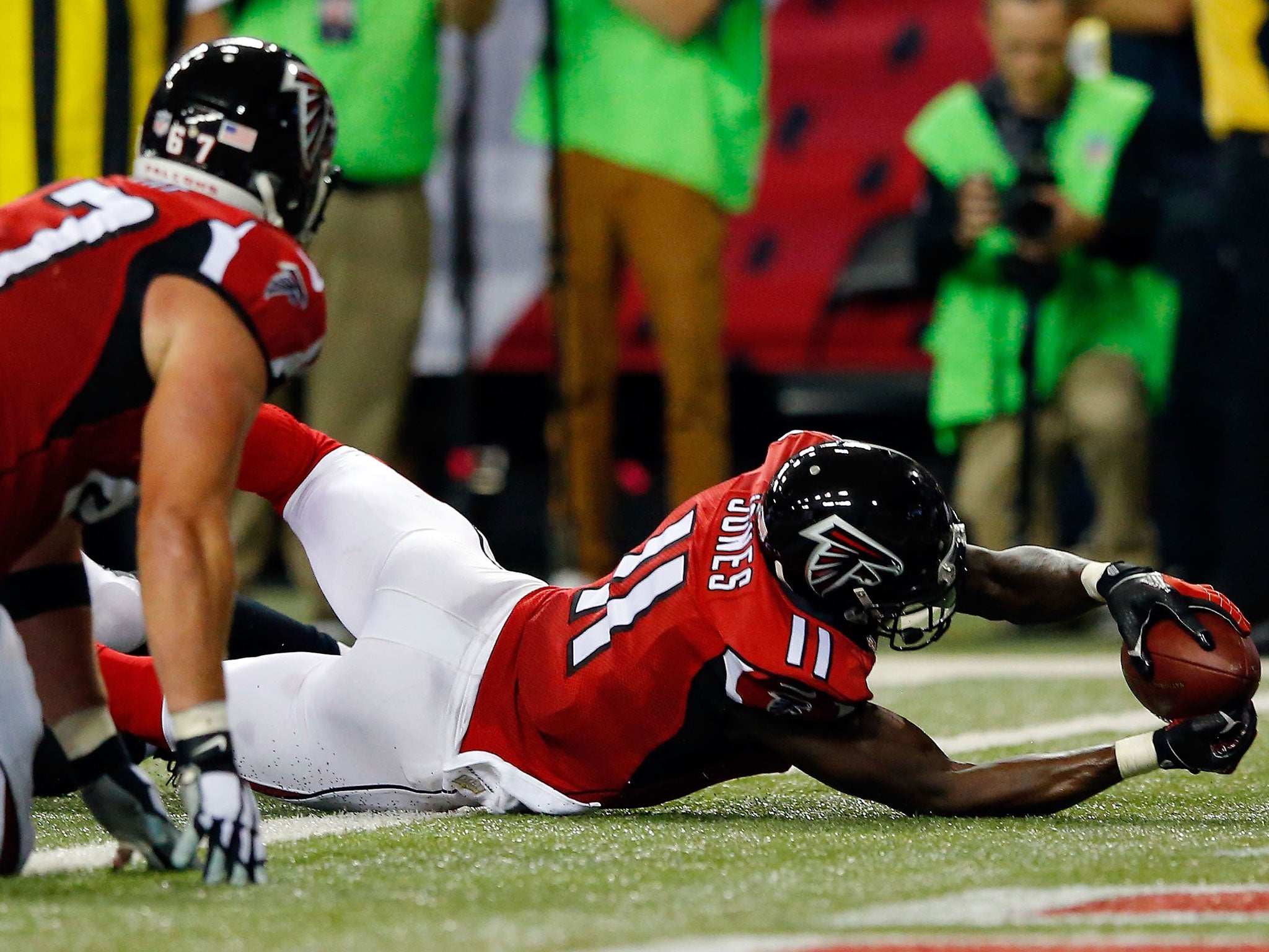 Jones dives for a touchdown during Atlanta's 26-24 victory over Philadelphia