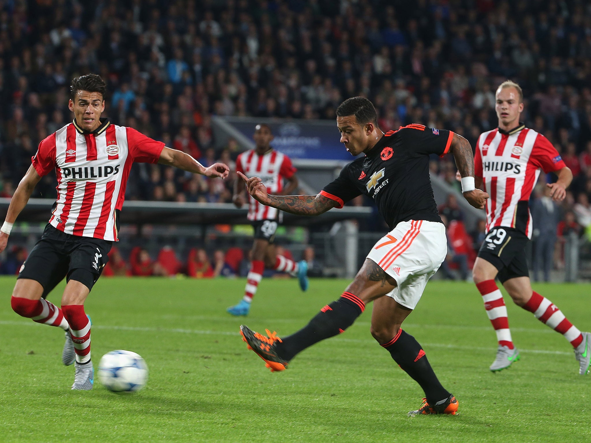 Memphis Depay puts Manchester United ahead