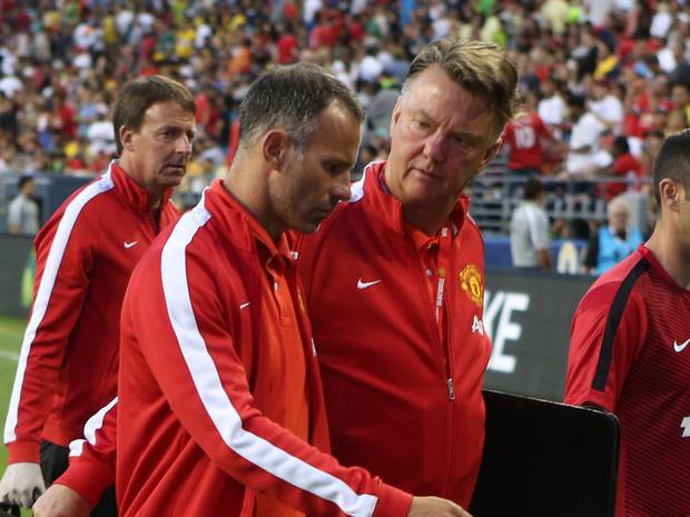 Ryan Giggs speaks with Louis van Gaal