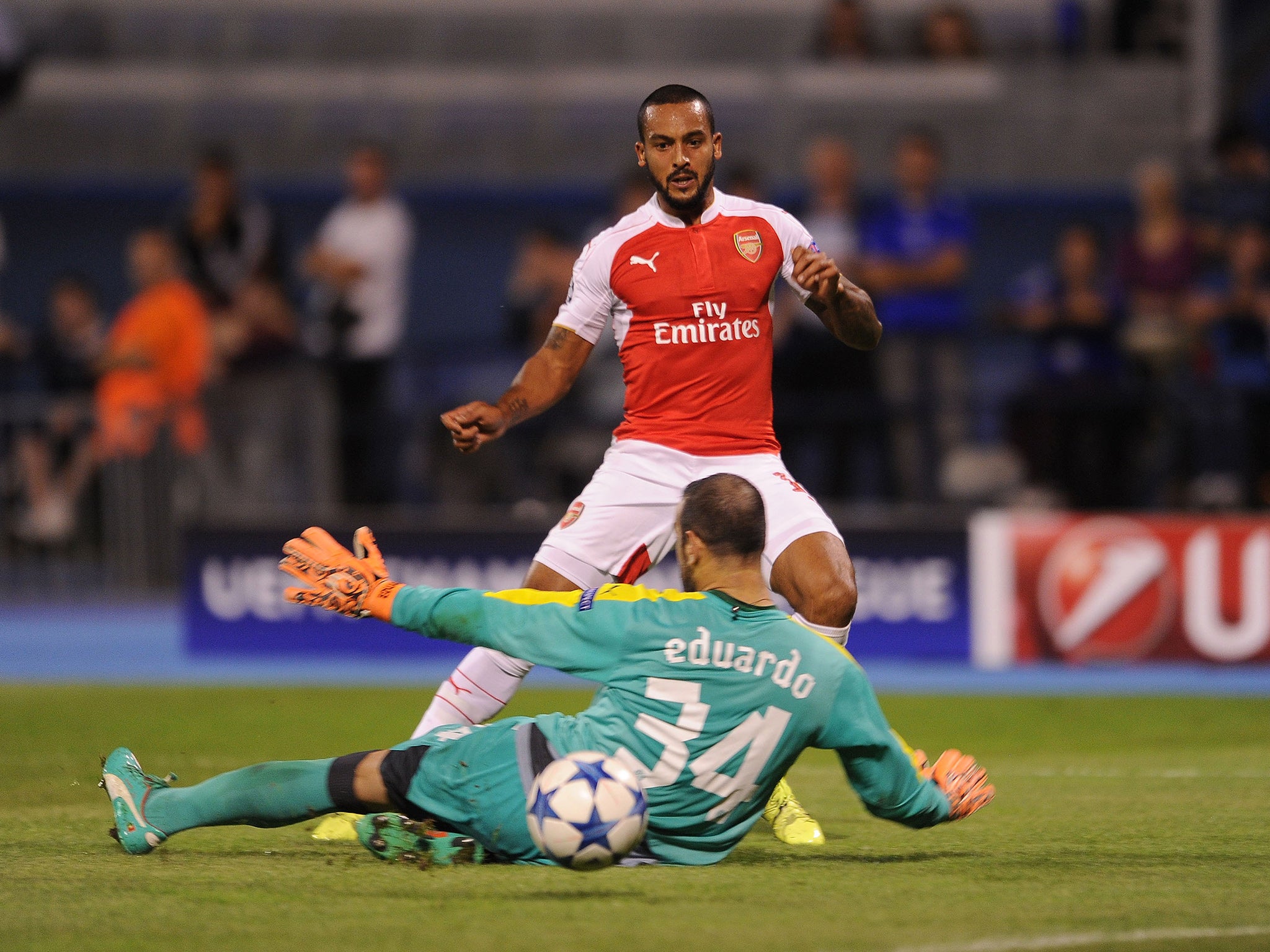 Theo Walcott scores against Dinamo Zagreb