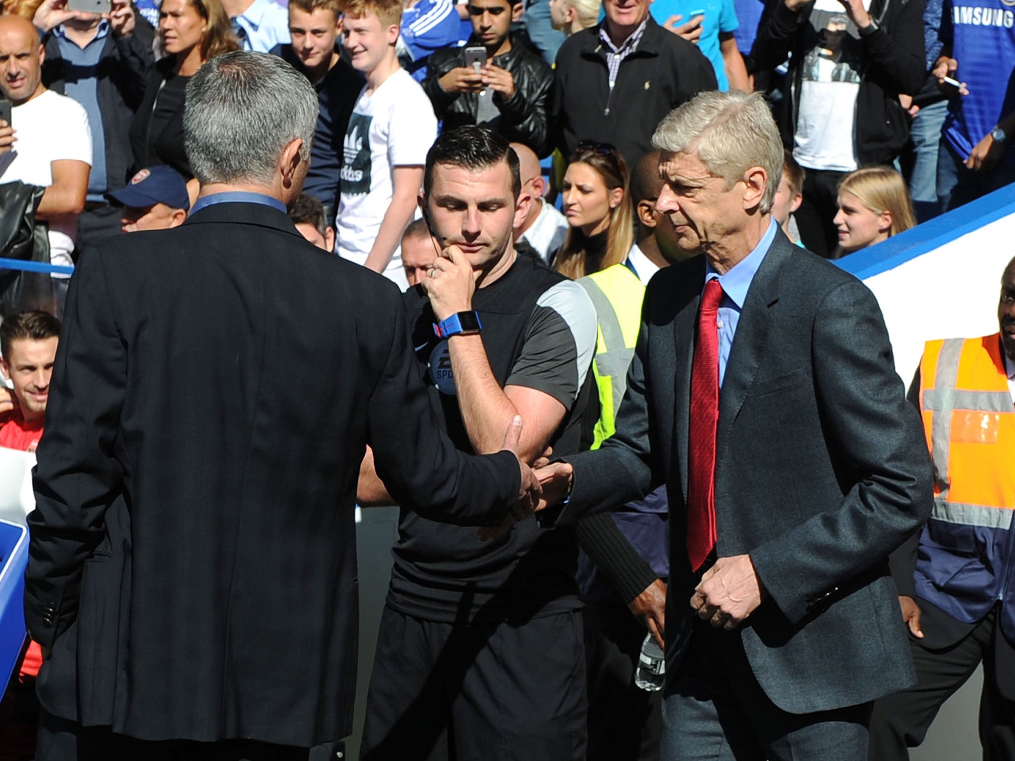 Jose Mourinho and Arsene Wenger shake hands prior to kick off