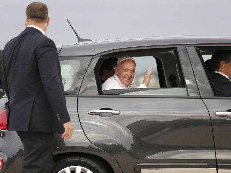 The Pope leaves the tarmac at Joint Base Andrews in his pontifical Fiat 500