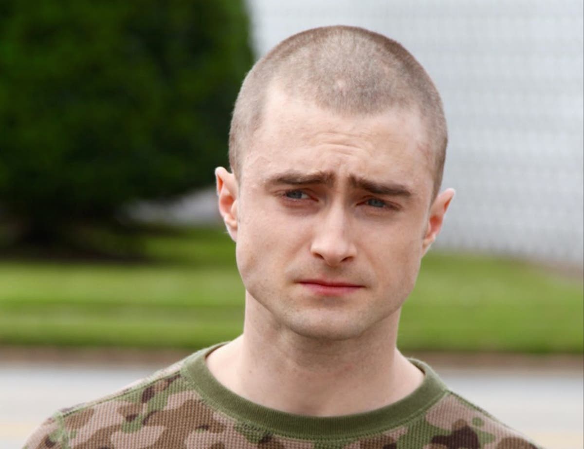 На голове солдата. Дэниел Рэдклифф лысый. IMPERIUM Daniel Radcliffe. Звягин Андрей Александрович. Дэниел Рэдклифф побрился.