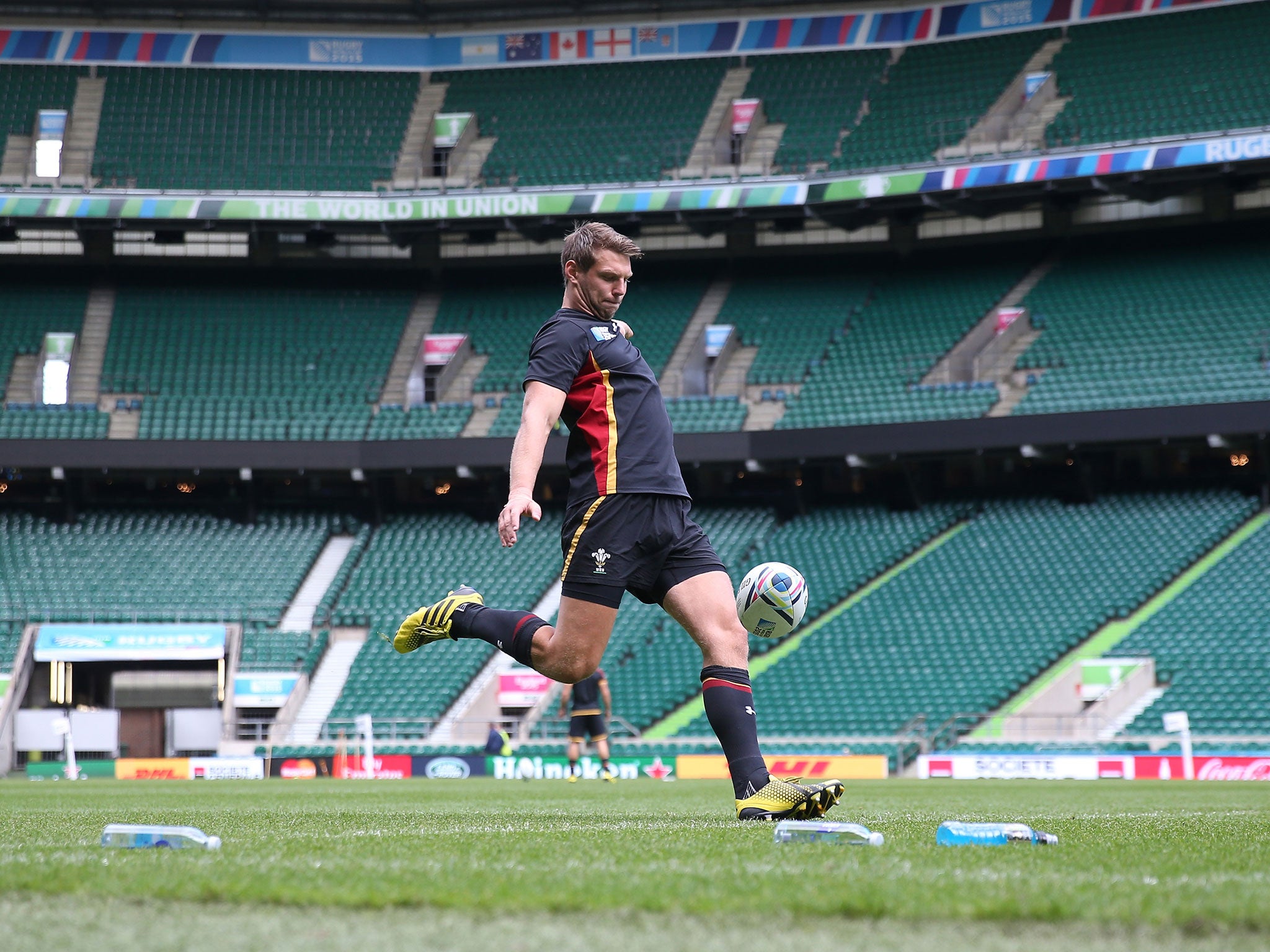 Dan Biggar practices his kicking at Twickenham