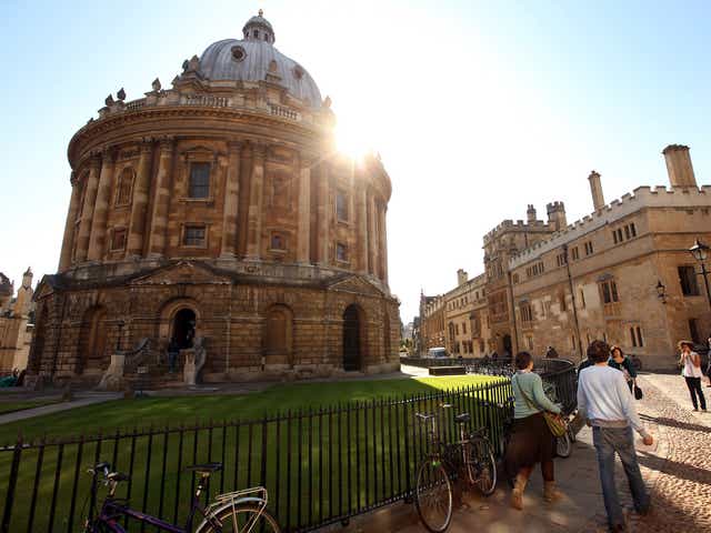 Students walk past The Radcliffe Camera in Oxford's city centre
