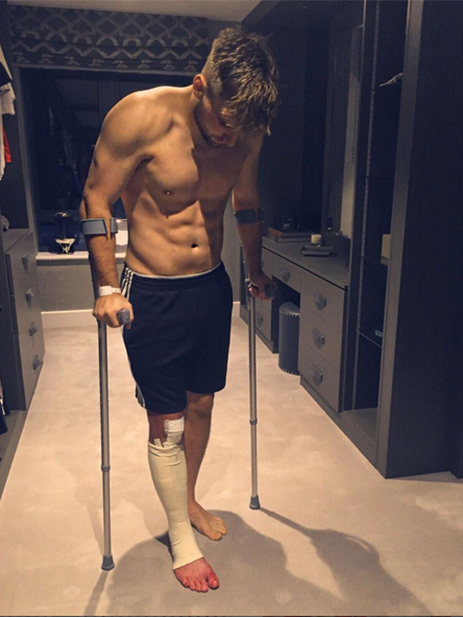 Luke Shaw puts weight on his broken leg