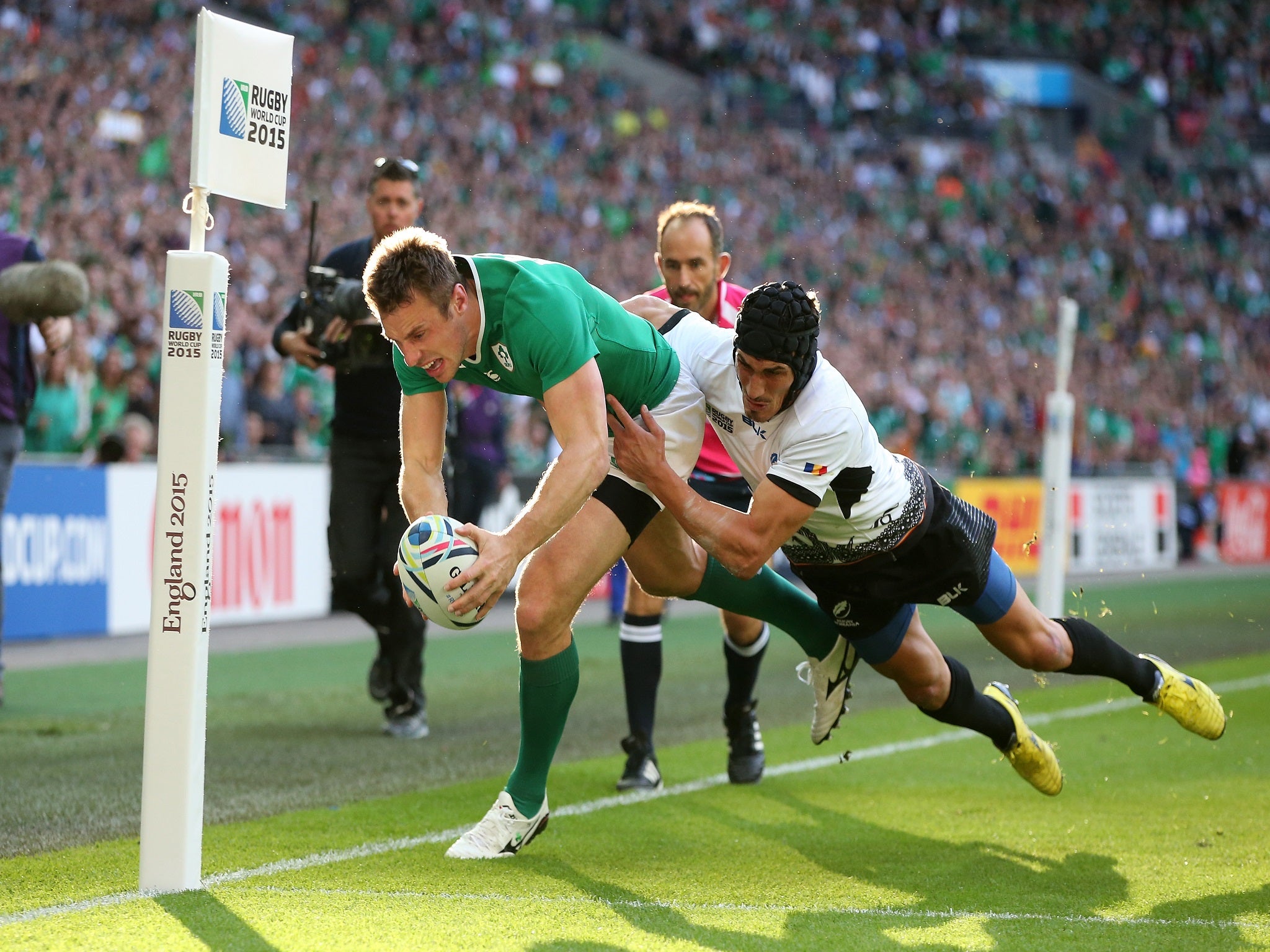 Ireland's Tommy Bowe scores the first of two tires against Romania