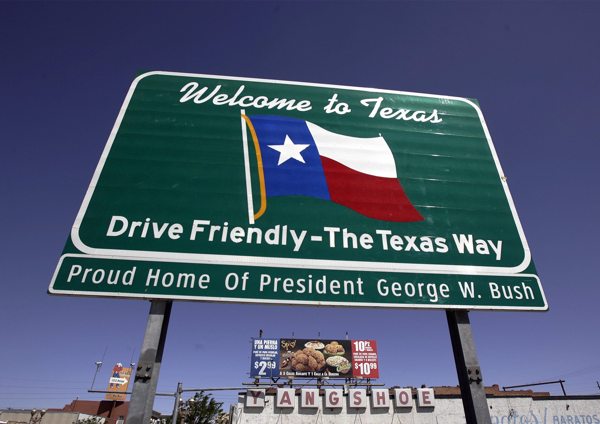 A sign welcomes visitors and residents to El Paso, Texas
