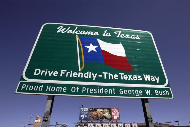 A sign welcomes visitors and residents to El Paso, Texas