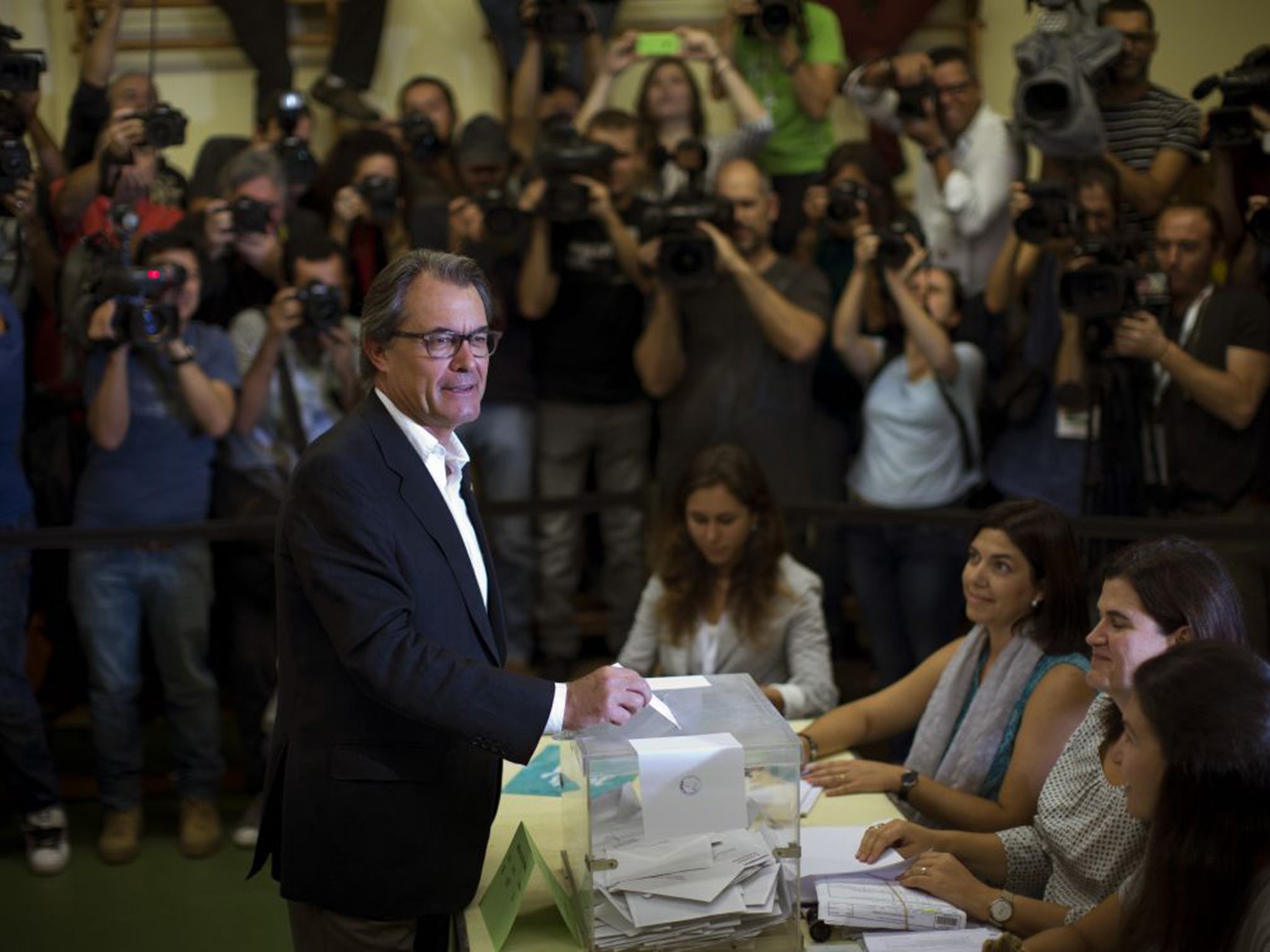 The President of Democratic Convergence of Catalonia, Artur Mas, casts his vote in yesterday’s regional elections in Spain