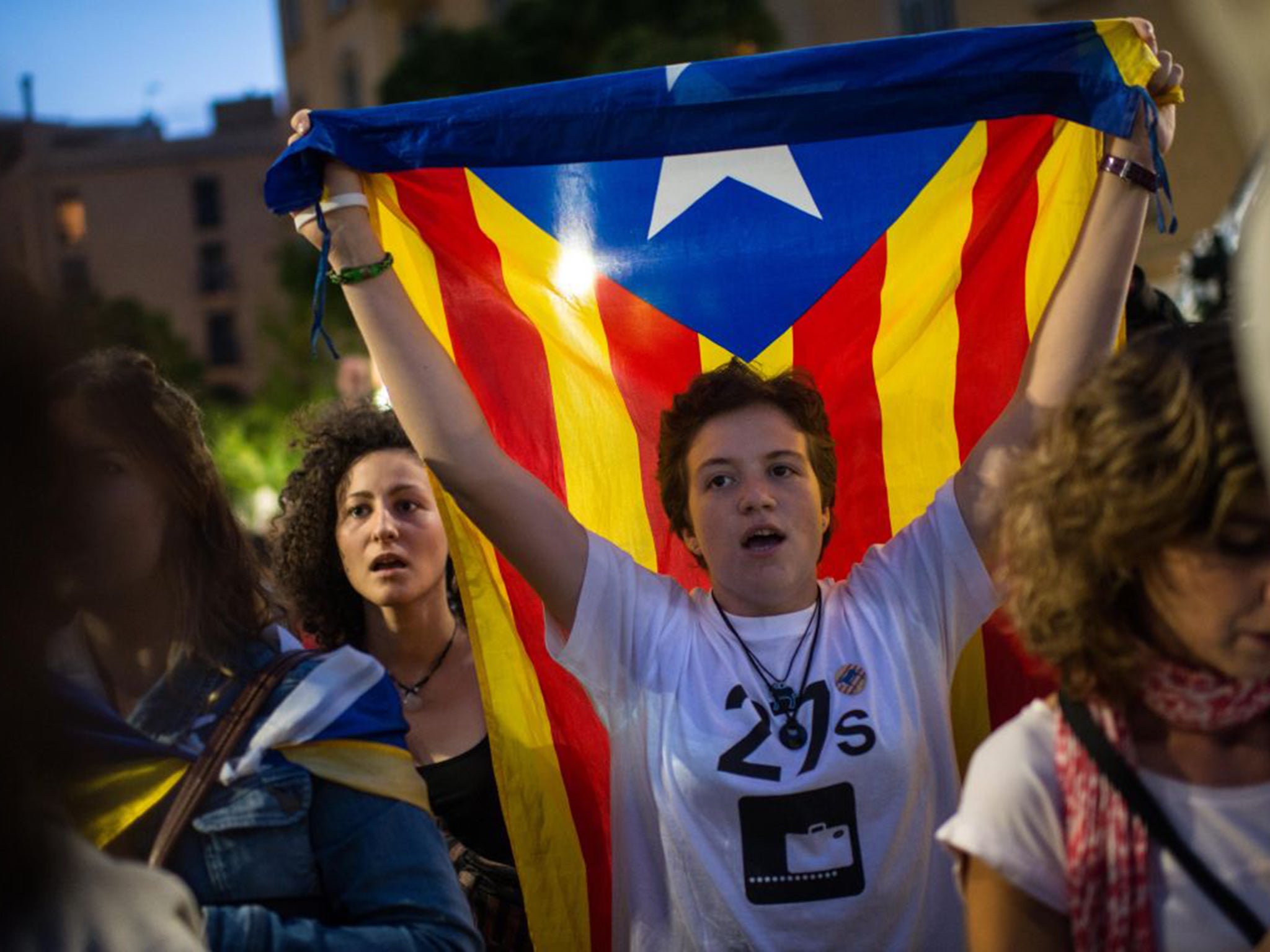 Early exit polls in Spain suggest that Catalonia’s pro-independence parties have won a majority of seats in elections that will kick-start the region’s bid to break away from Madrid