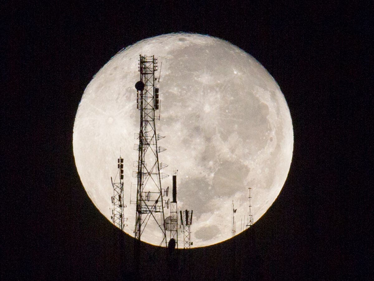 Луна 2015 год. Восход тёмной Луны (2015). Луна с разных точек планеты. Луна 2015. Кровавая Луна обои на телефон.