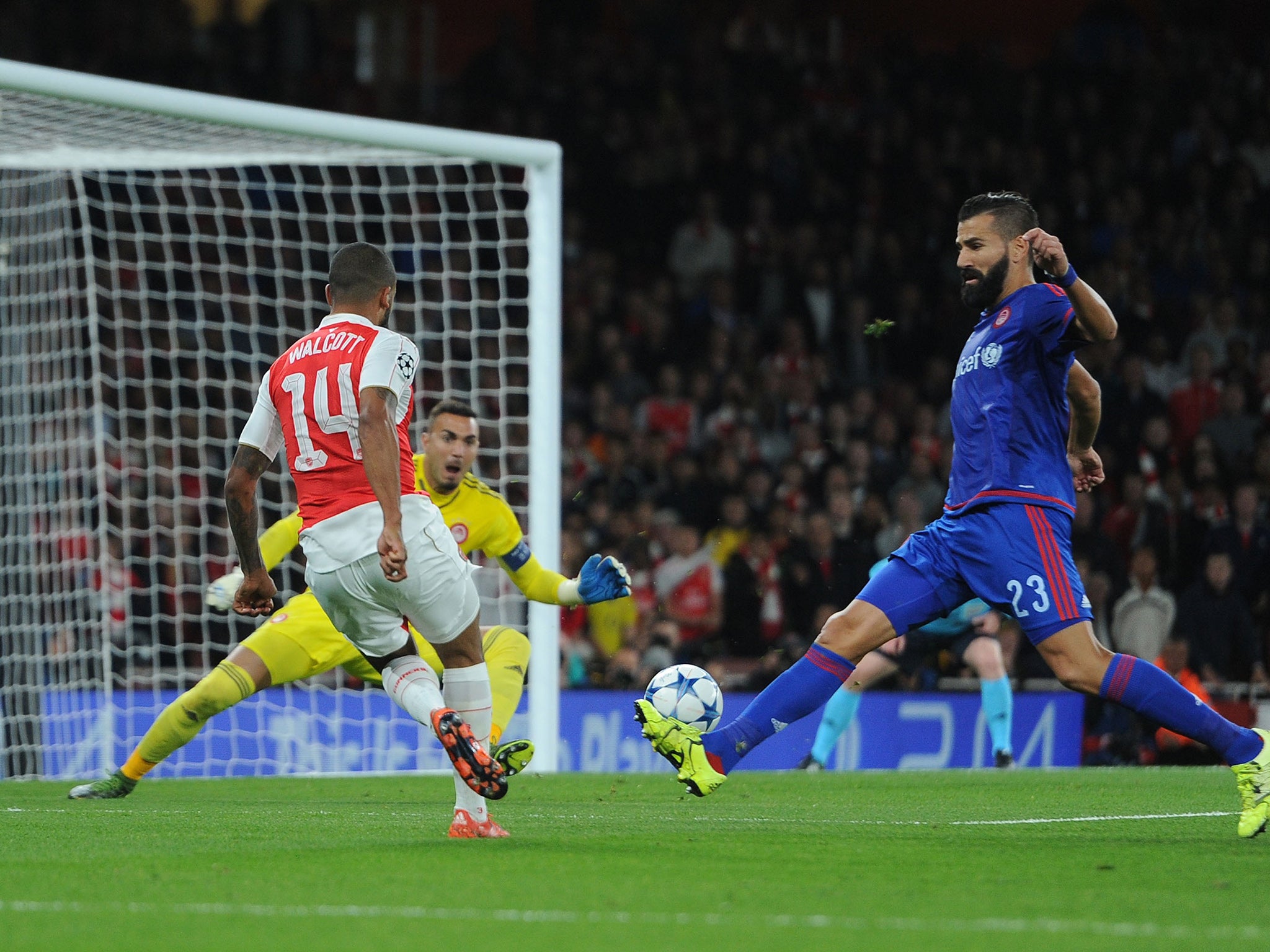 Theo Walcott's equalises for Arsenal to make it 1-1