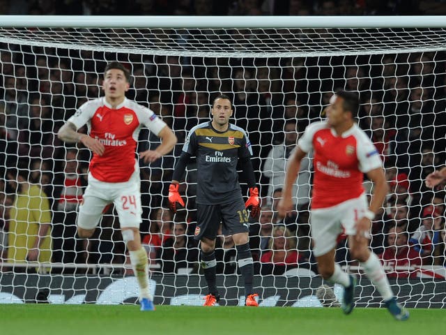 David Ospina (centre) looks on from his goal