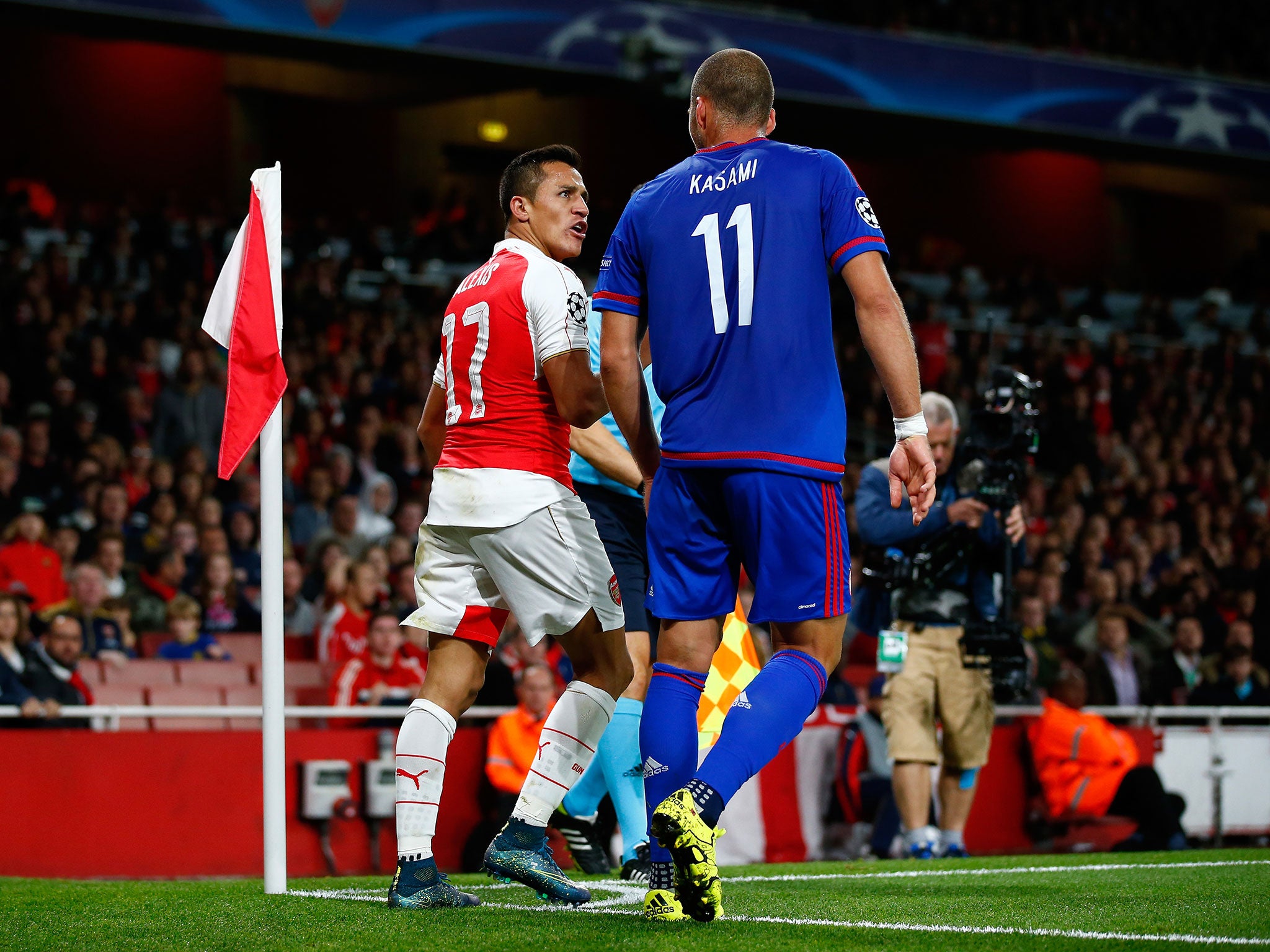 Alexis Sanchez of Arsenal exchanges words with Pajtim Kasami of Olympiacos