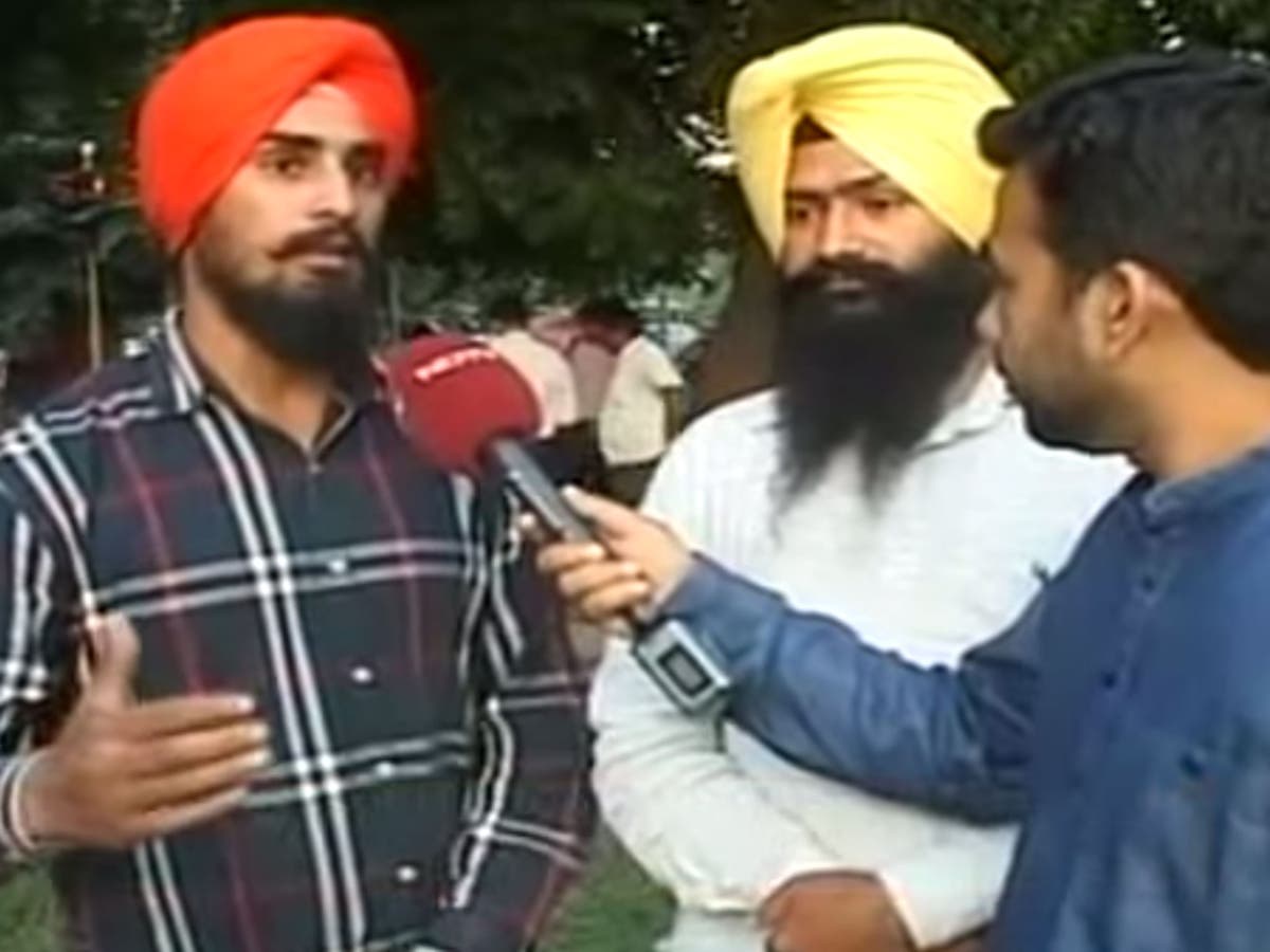 Two Sikh men break religious protocol by removing their turbans to save