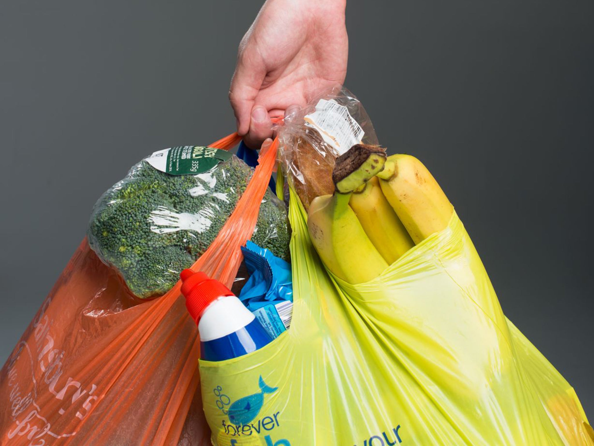 British supermarkets gave out 6.9 billion plastic bags last year