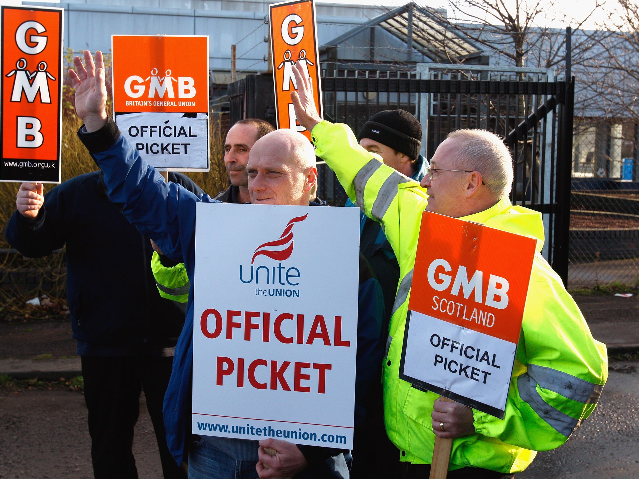Scottish water employees picket outside the Shieldhall Sewage Works