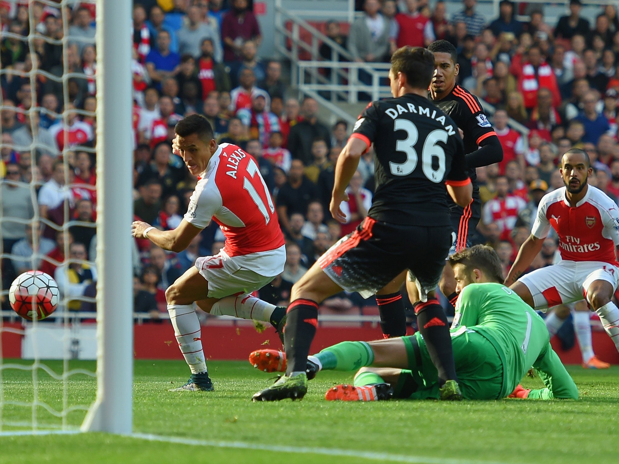 Alexis Sanchez scores the opener against Manchester United