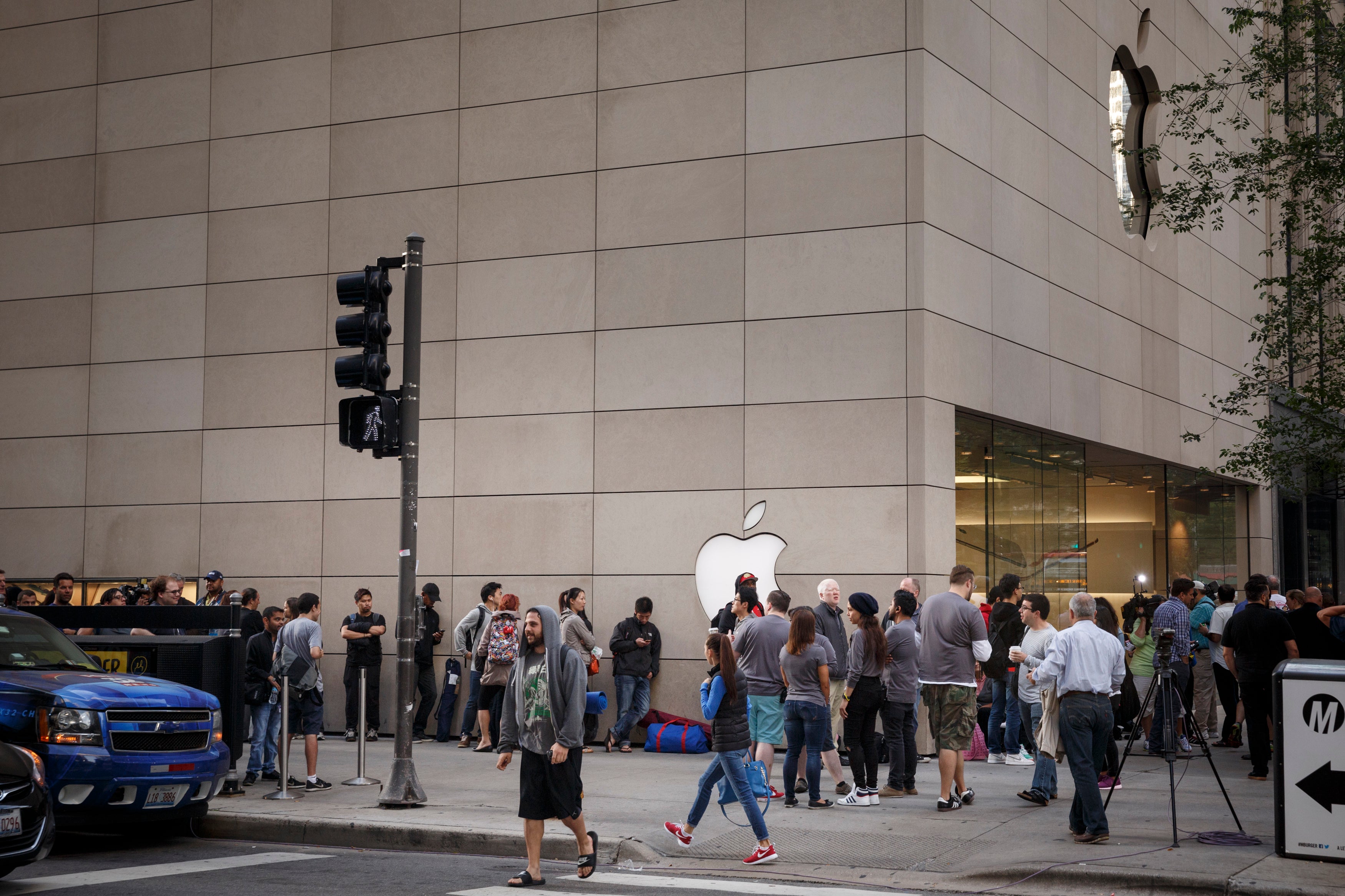 People queue up to buy the iPhone 6S outside the Apple Store in Chicago