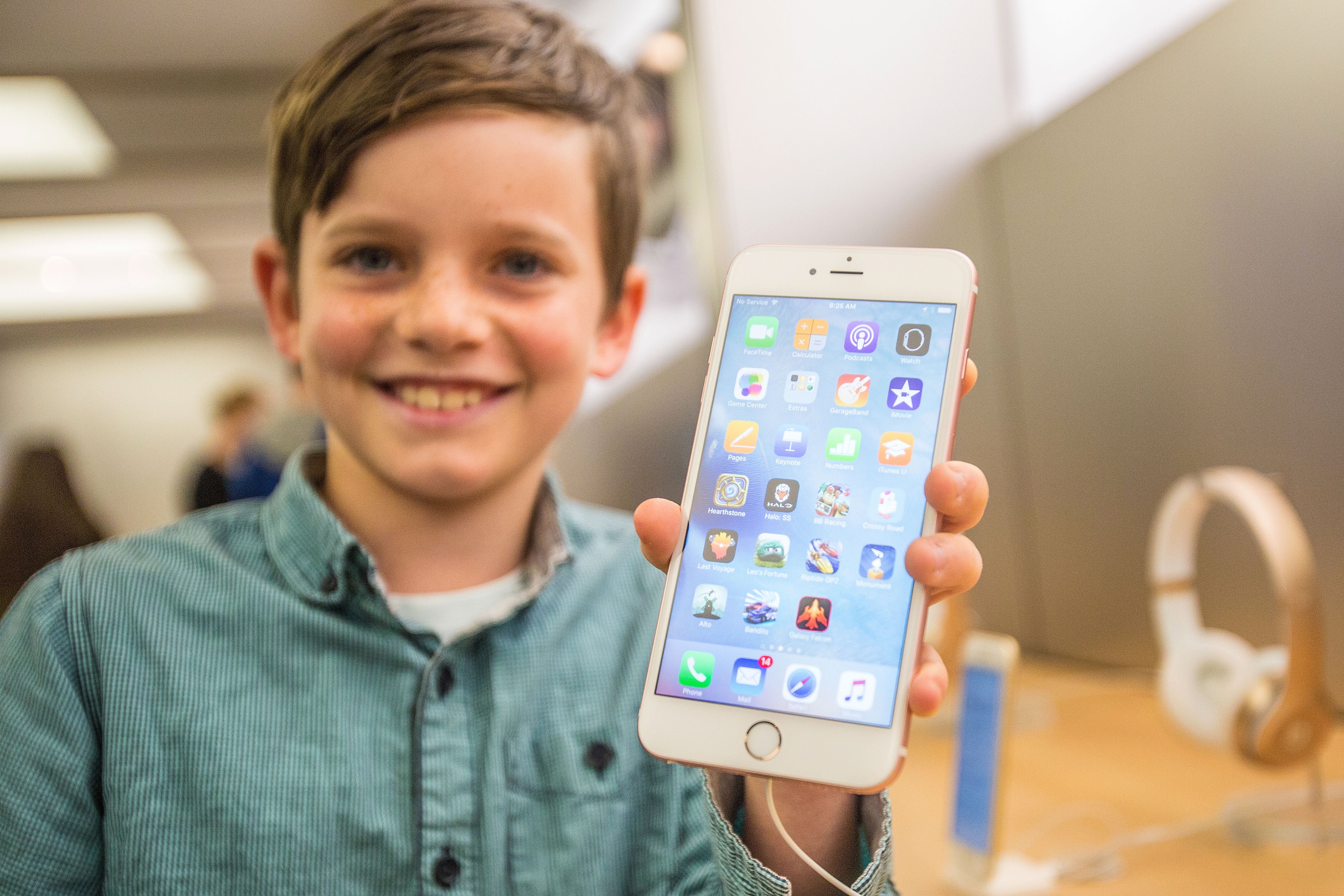 12 летний телефон. Мальчик со смартфоном. Подросток с айфоном. Мальчик с айфоном. Школьник с айфоном.