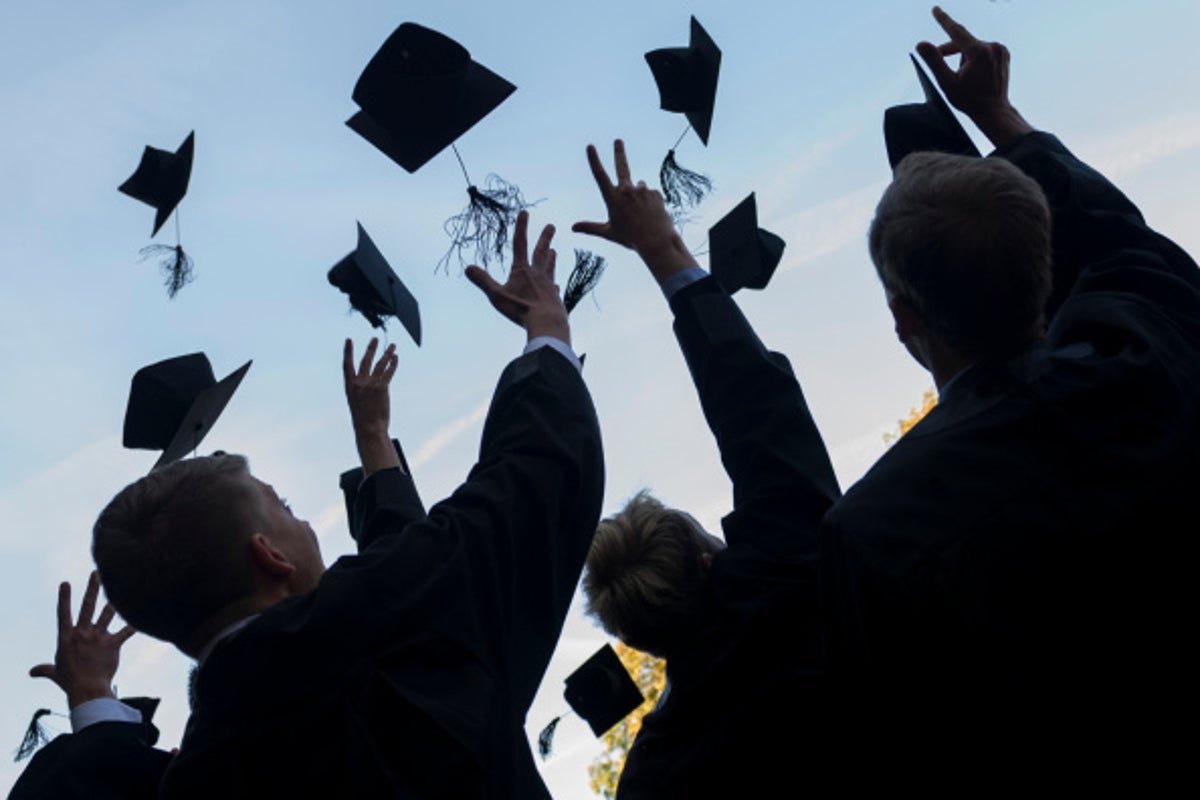 عبارات تهنئة بالتخرج من الجامعة