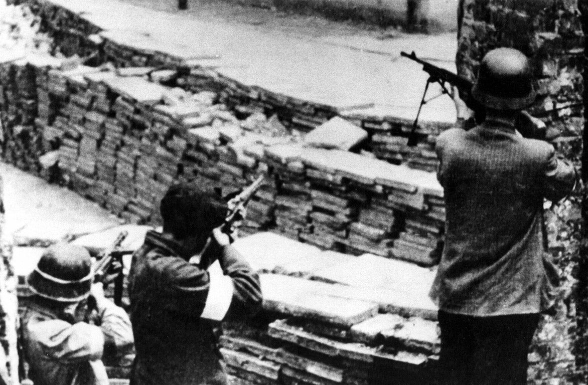 Insurgents fighting on the streets during the Warsaw Uprising (Getty)
