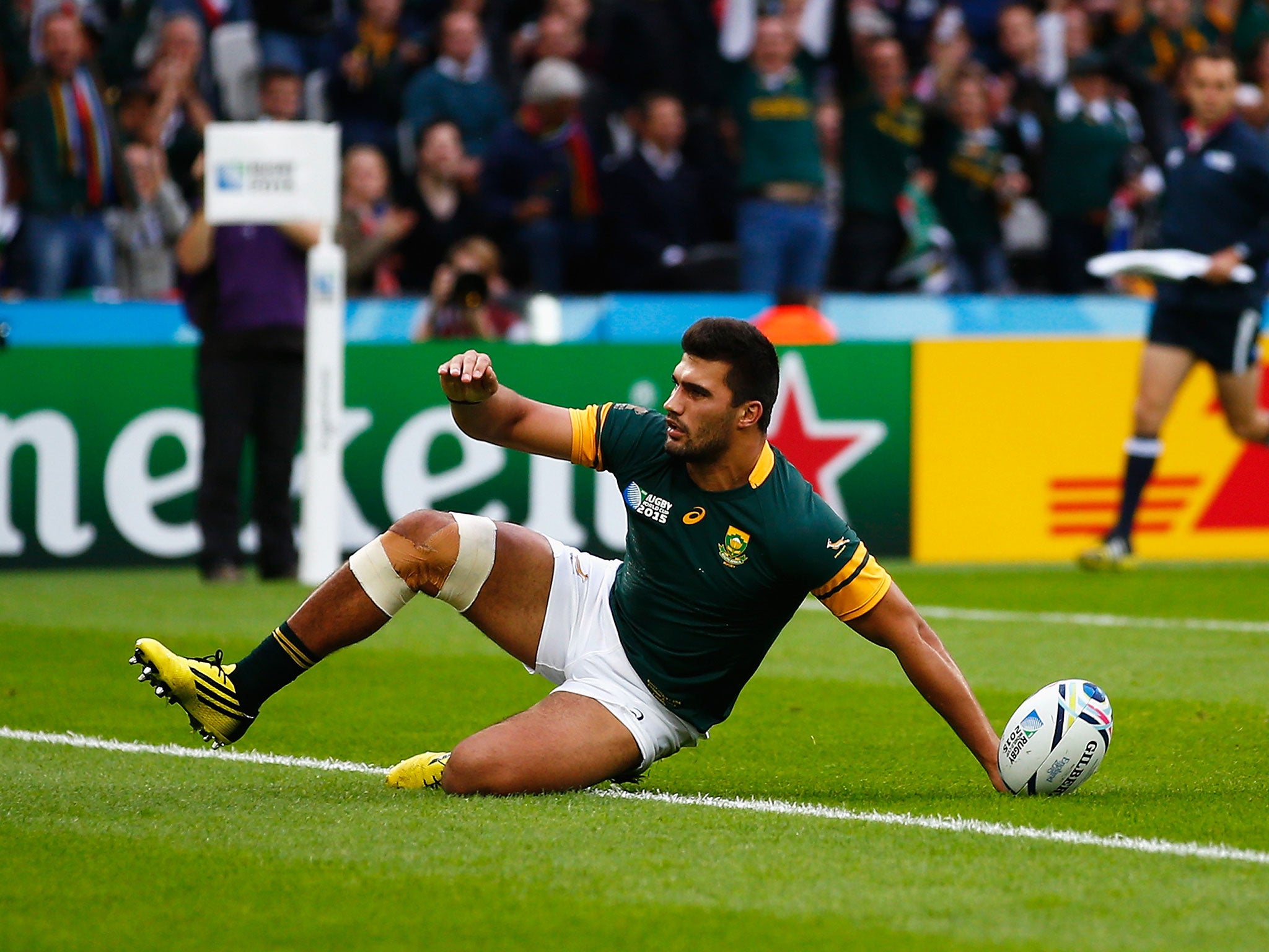 Damian De Allende scores a try for South Africa