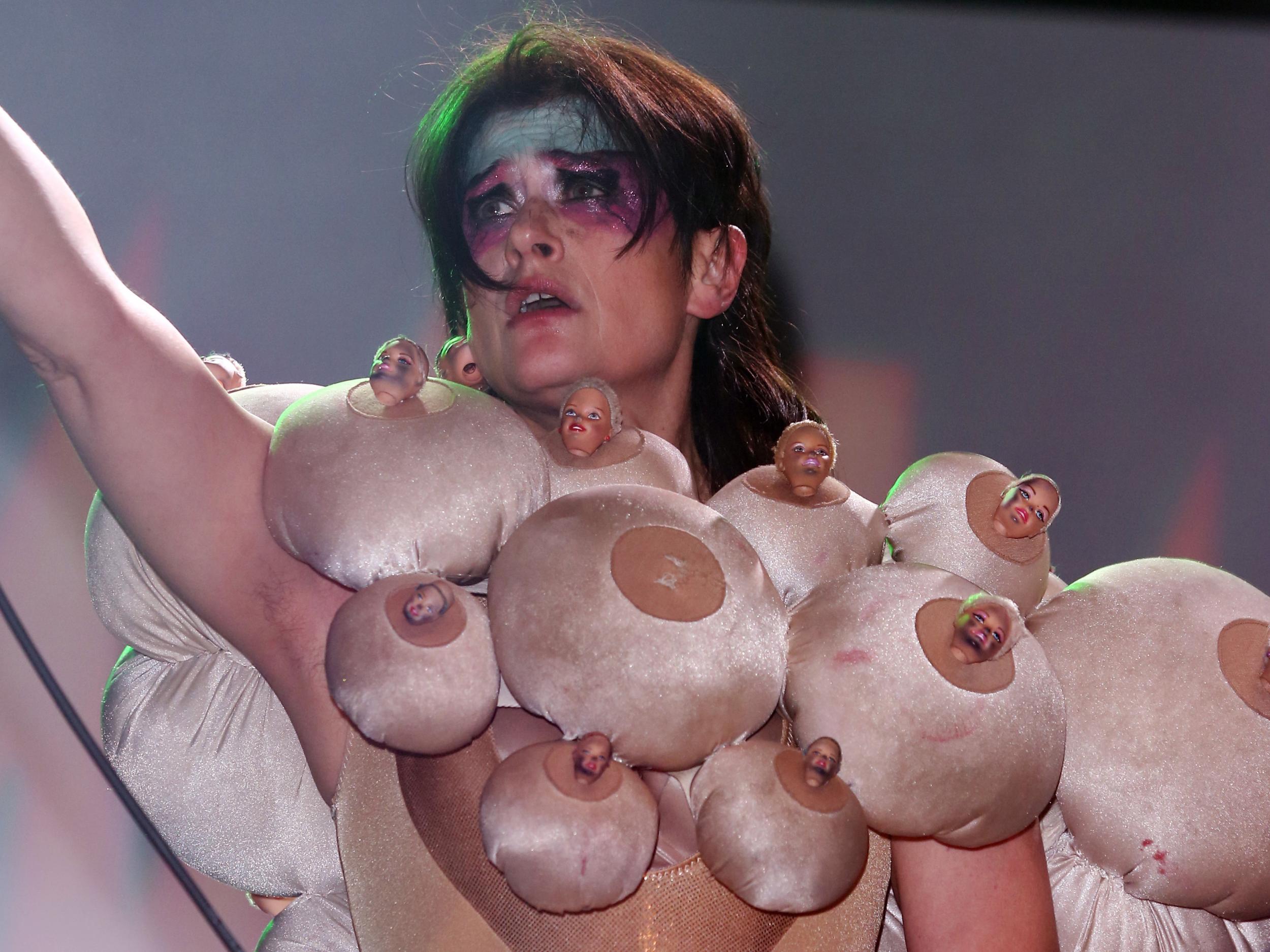Peaches performing with 'boob' necklace